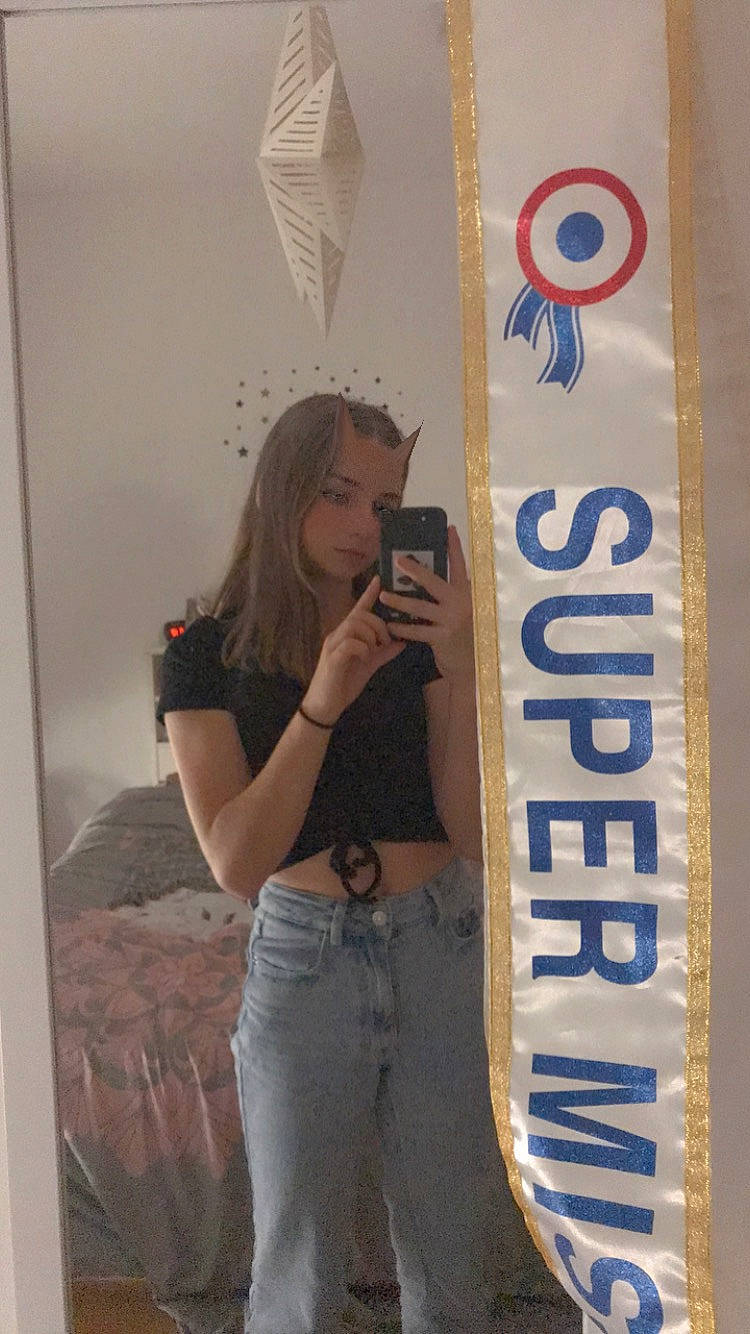 Manon participe au concours pour gagner de l'argent avec cette photo : advertising, audio_equipment, banner, belt, event, eyewear, fashion_design, font, fun, human_leg, jewellery, microphone, person, t_shirt, thigh, waist, wall