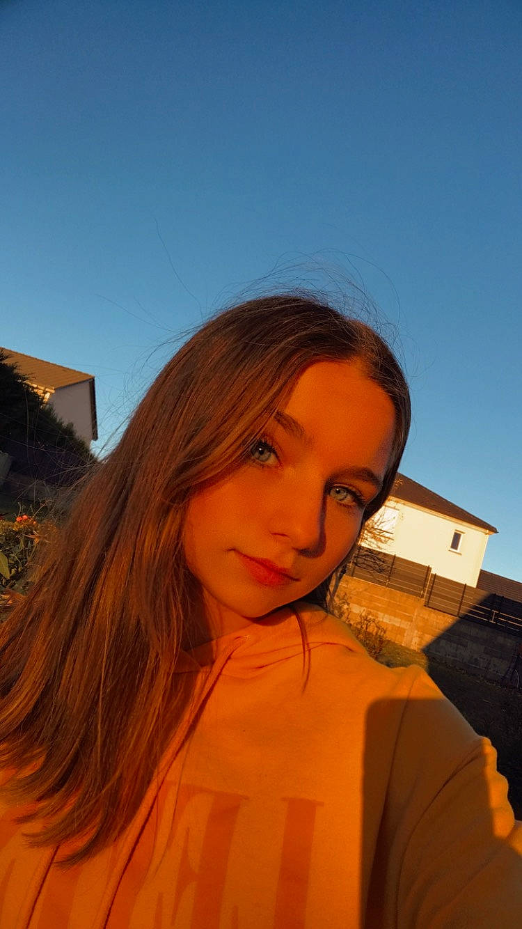 Manon a rejoint le concours — aidez-le/la à gagner de superbes lots ! bangs, beauty, brown_hair, eyelash, eyewear, facial_expression, flash_photography, forehead, fun, grass, hairstyle, happy, jaw, layered_hair, leisure, lip, long_hair, neck, person, sky