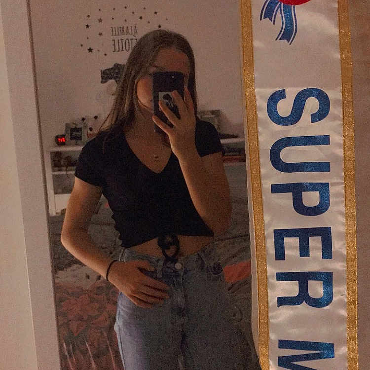 Manon participe au concours pour gagner de l'argent avec cette photo : abdomen, advertising, banner, belt, denim, eyewear, font, fun, goggles, jeans, jewellery, personal_protective_equipment, street_fashion, sunglasses, t_shirt, thigh, top, trunk, vision_care, waist