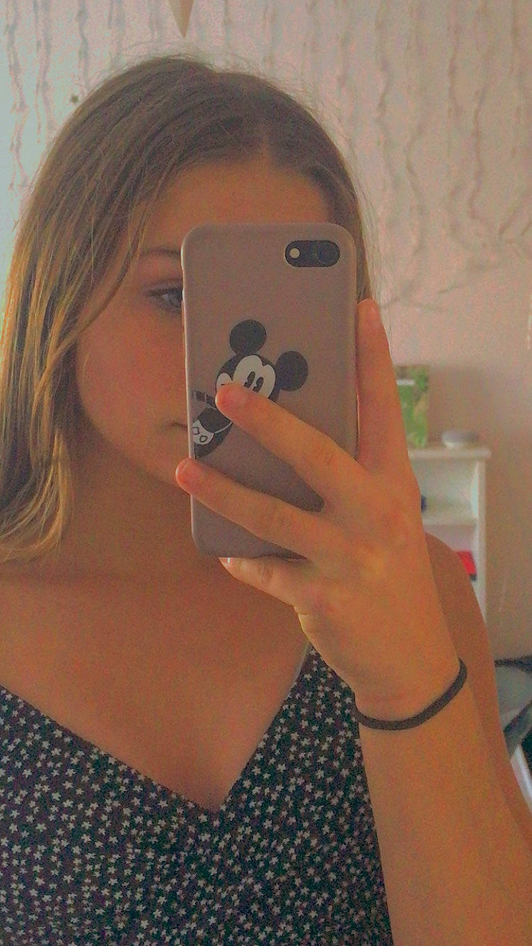 Manon participe au concours pour gagner de l'argent avec cette photo : chin, eye, eyebrow, eyelash, eyewear, facial_expression, finger, gadget, gesture, hair, hand, iris, joint, lip, mobile_phone, mouth, neck, nose, person, shoulder