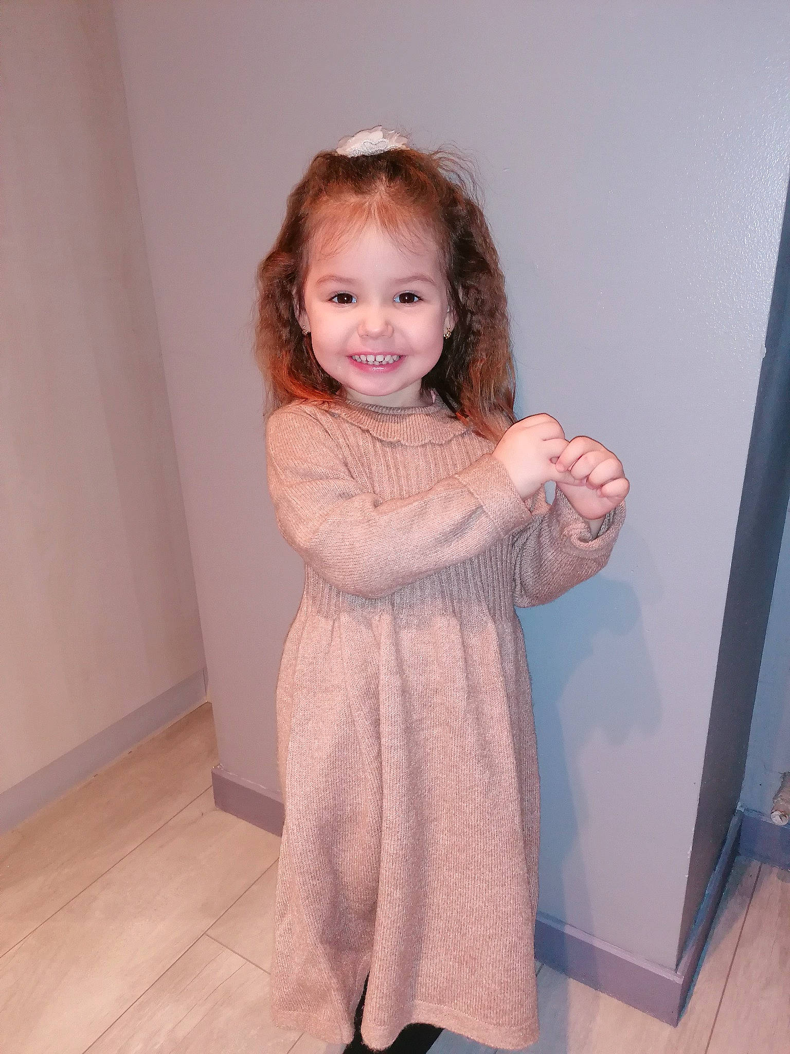 Lyana participe au concours pour gagner de l'argent avec cette photo : baby_toddler_clothing, cheek, face, floor, flooring, gesture, hair, happy, hardwood, head, human_leg, iris, joy, neck, one_piece_garment, pattern, person, shoulder, sleeve, smile