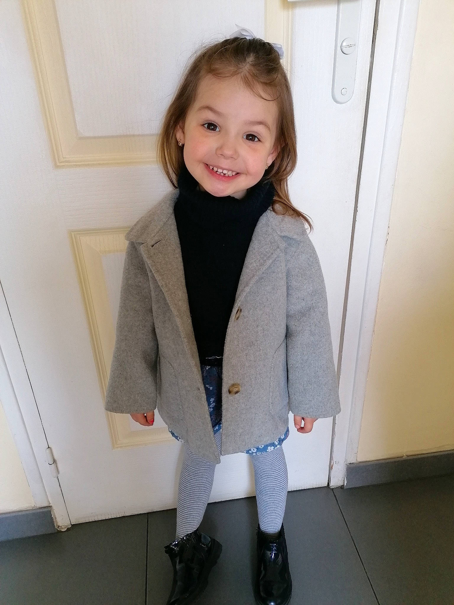 Lyana participe au concours pour gagner de l'argent avec cette photo : baby_toddler_clothing, blazer, clothing, collar, footwear, formal_wear, human_body, joy, knee, leg, neck, outerwear, person, shoe, shoulder, sleeve, smile, sportswear, standing, street_fashion