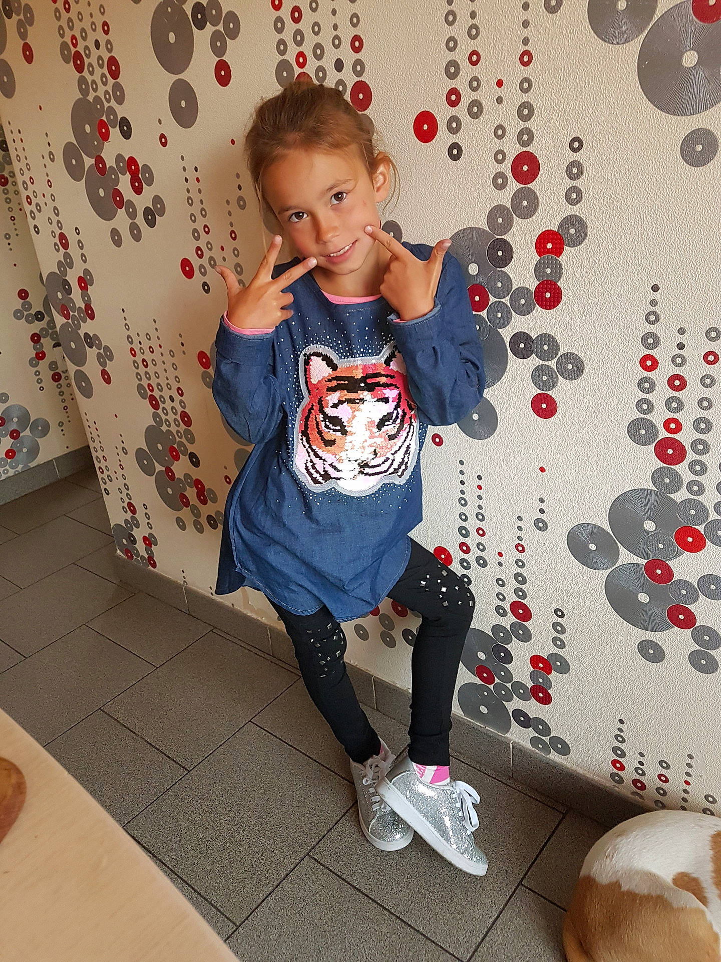 Mandy a rejoint le concours — aidez-le/la à gagner de superbes lots ! child, clothing, cool, design, fun, girl, jeans, joint, joy, outerwear, pattern, person, play, product, red, shoe, shoulder, t_shirt, textile, toddler