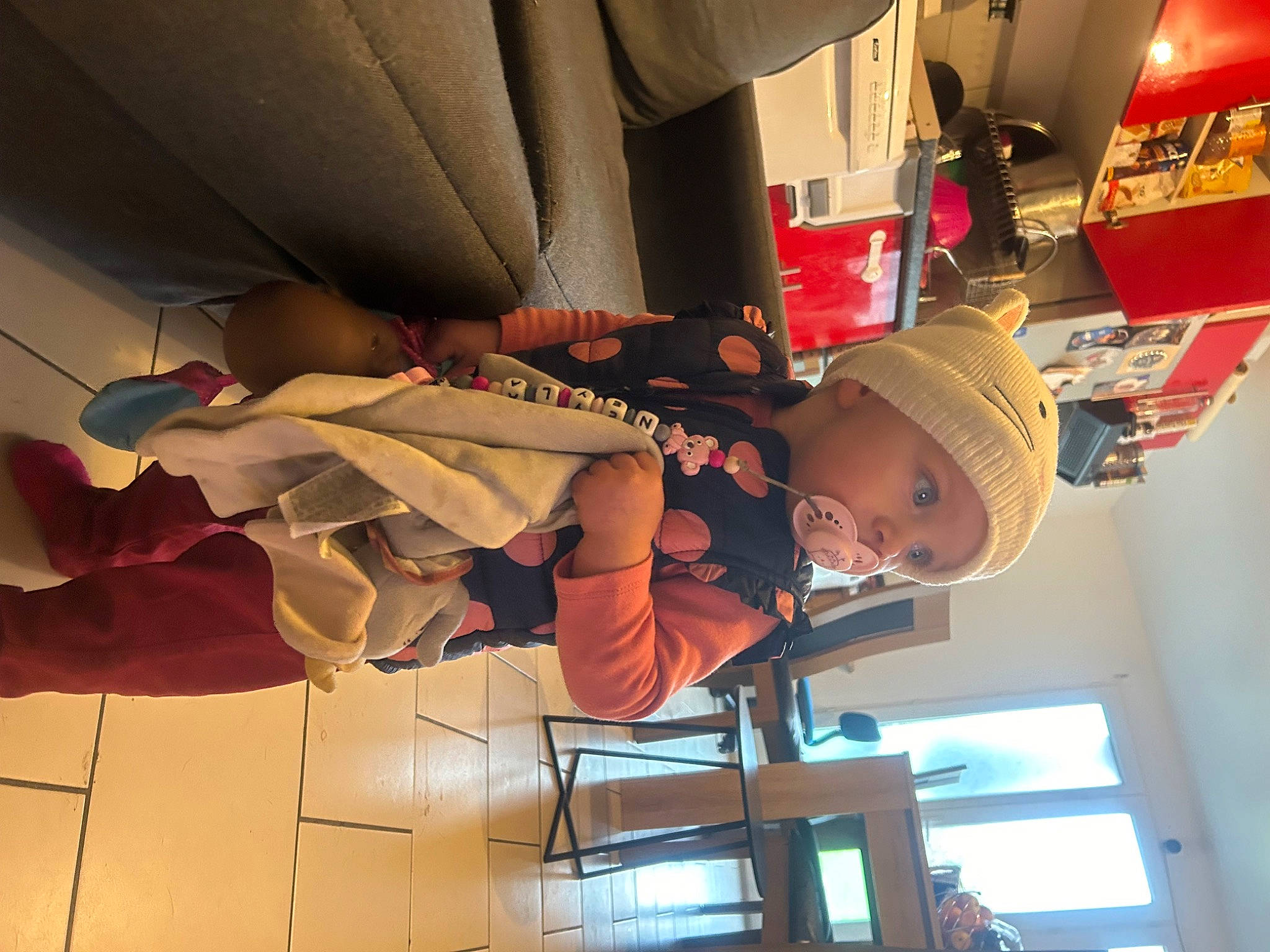 Neyla a rejoint le concours — aidez-le/la à gagner de superbes lots ! baby, carmine, ceiling, child, comfort, fun, hat, headwear, helmet, human_leg, machine, person, personal_protective_equipment, room, toddler