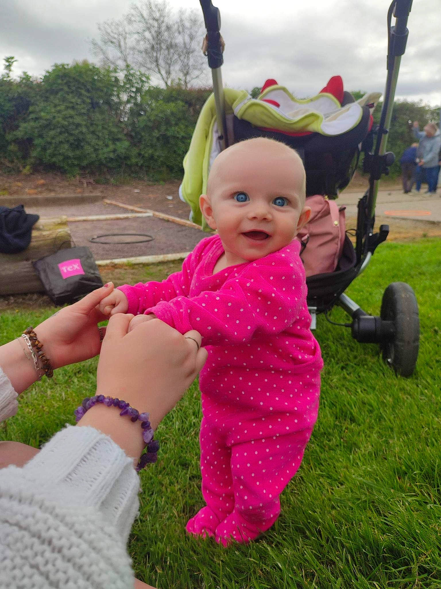 Neyla a rejoint le concours — aidez-le/la à gagner de superbes lots ! baby, baby_toddler_clothing, cloud, event, fun, gesture, grass, happy, joy, leisure, magenta, people_in_nature, person, pink, plant, recreation, sky, smile, toddler, tree