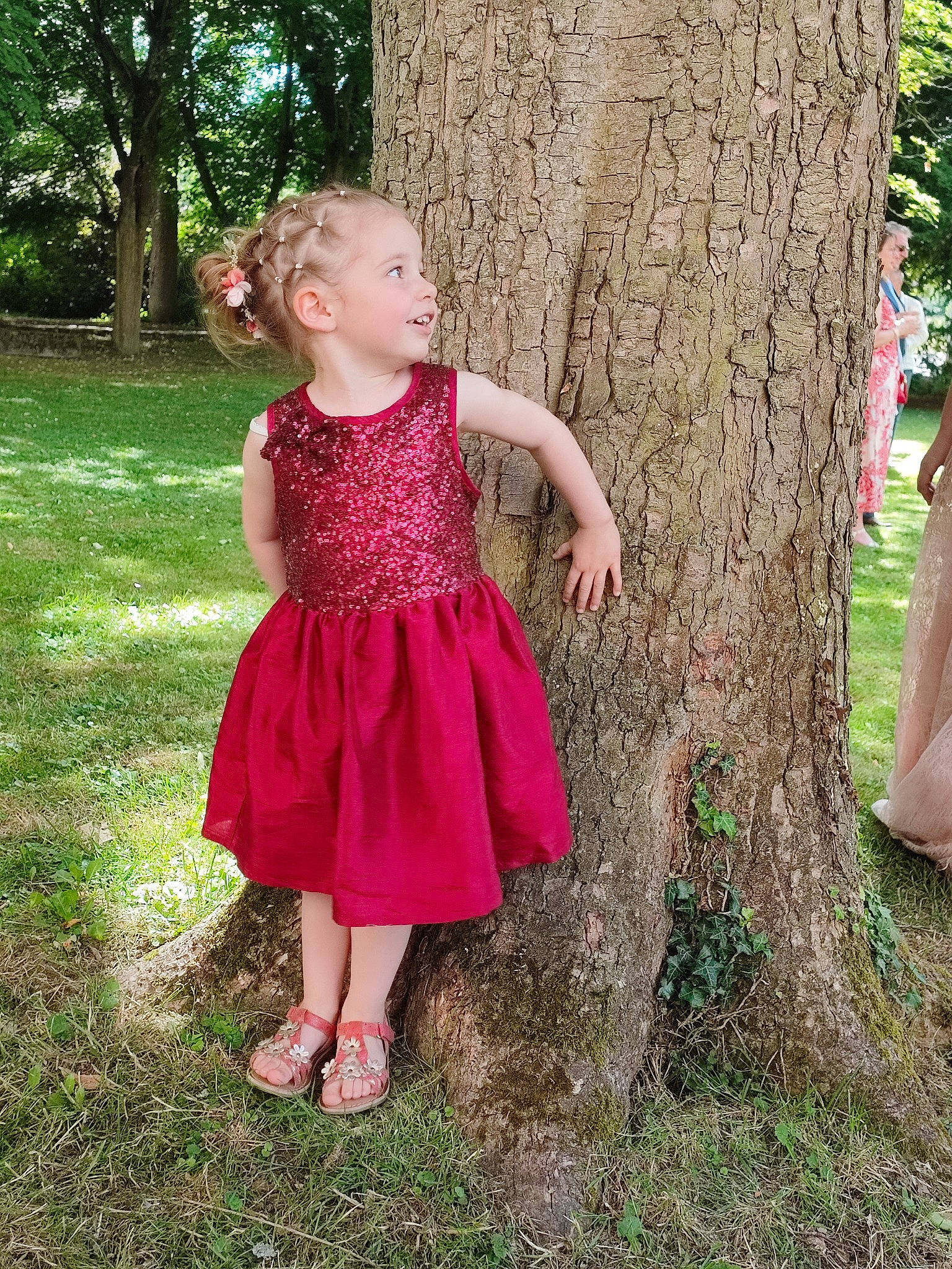 Méline a rejoint le concours — aidez-le/la à gagner de superbes lots ! baby_toddler_clothing, child, day_dress, formal_wear, fun, grass, green, happy, leaf, magenta, one_piece_garment, pattern, people_in_nature, person, pink, plant, sandal, toddler, tree, trunk