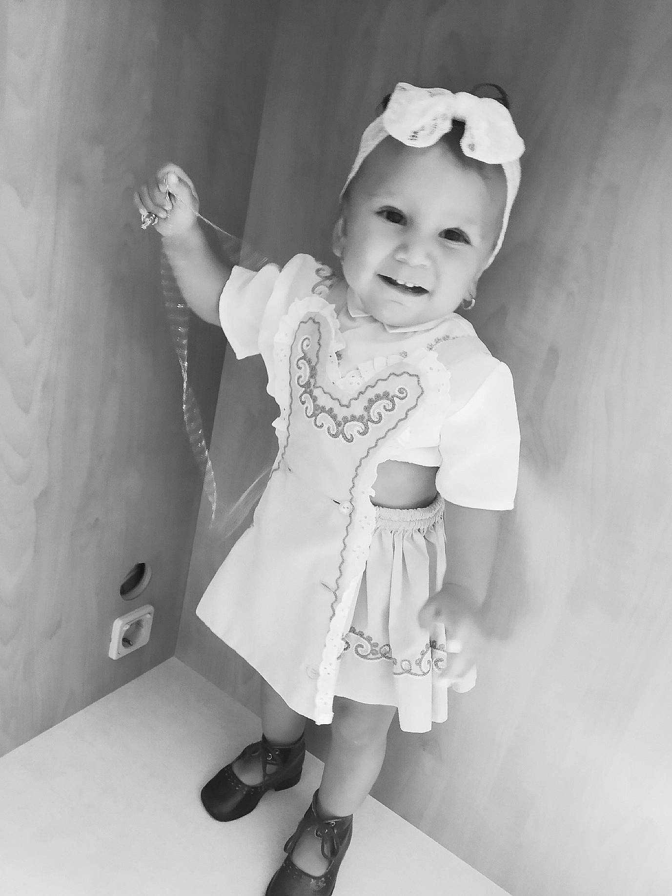 Esmée participe au concours pour gagner de l'argent avec cette photo : baby, black_and_white, child, child_model, design, dress, hair_accessory, headgear, headpiece, joy, monochrome, monochrome_photography, pattern, person, photograph, photography, portrait, smile, snapshot, standing