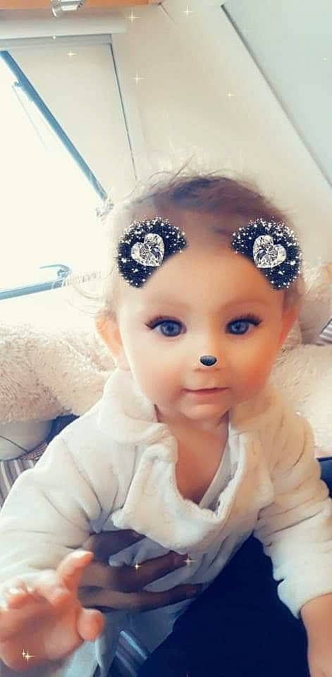 Esmée participe au concours pour gagner de l'argent avec cette photo : baby, cheek, child, eye, eyebrow, fashion_accessory, forehead, hair_accessory, head, headband, headgear, headpiece, person, photography, selfie, skin, toddler