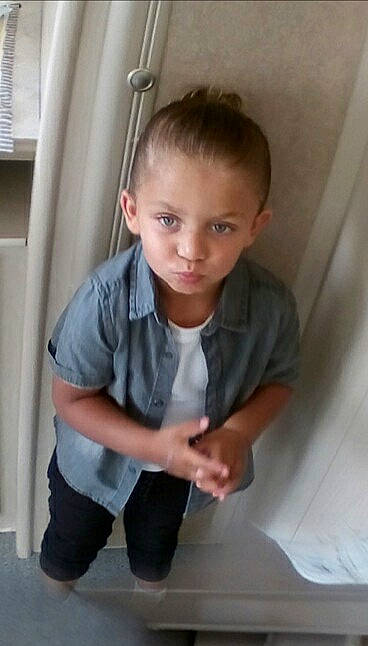 Kinay a rejoint le concours — aidez-le/la à gagner de superbes lots ! arm, baby, cheek, child, chin, ear, eye, face, facial_expression, forehead, hair, hairstyle, head, leg, nose, person, sitting, skin, smile, standing