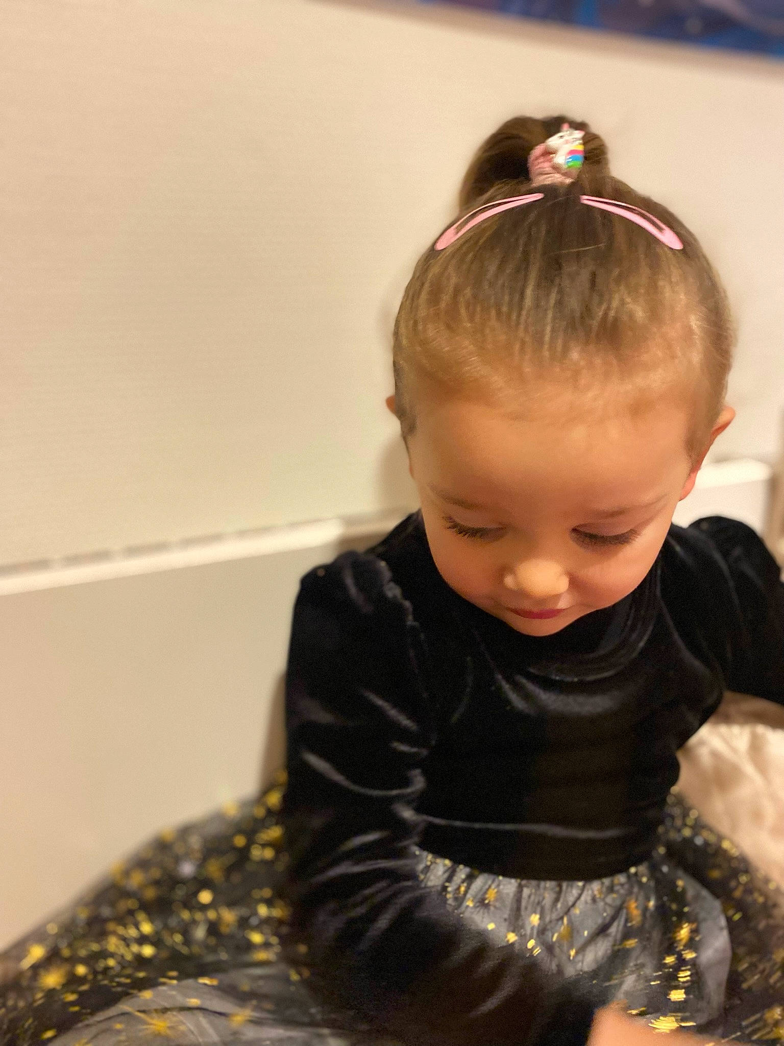 Aliyah a rejoint le concours — aidez-le/la à gagner de superbes lots ! art, baby, baby_toddler_clothing, child, day_dress, dress, embellishment, fashion_accessory, fashion_design, hair_accessory, hair_tie, headband, headpiece, jewellery, pattern, person, personal_protective_equipment, sitting, sleeve, t_shirt