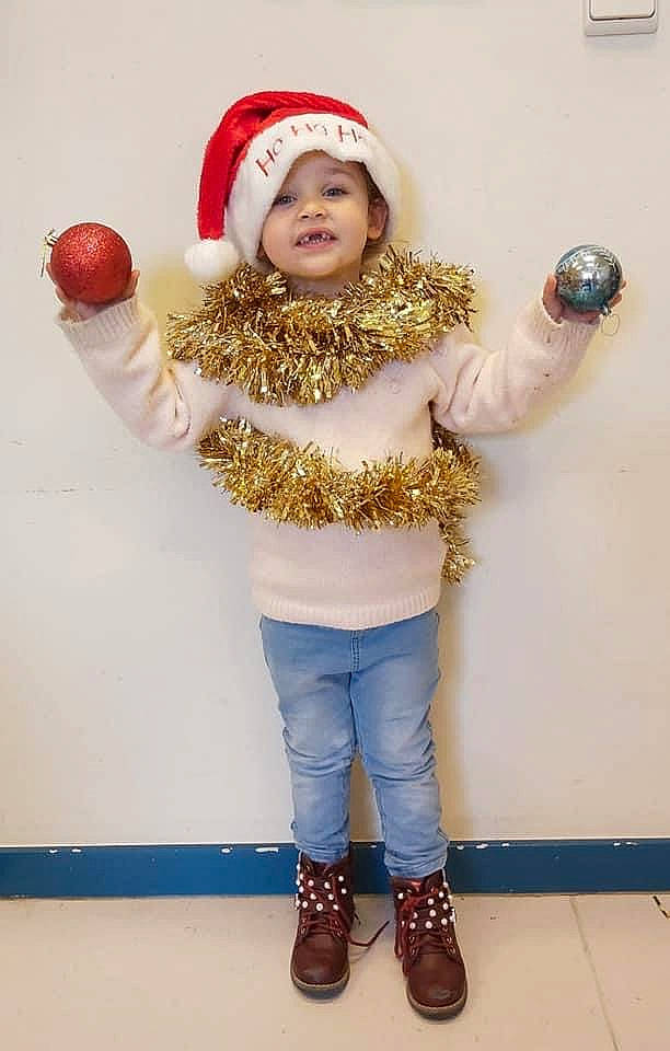 Aliyah participe au concours pour gagner de l'argent avec cette photo : boot, child, clothing, electric_blue, event, fun, gesture, glove, happy, head, headgear, headwear, human_body, jeans, joint, knee, person, sleeve, standing, toddler