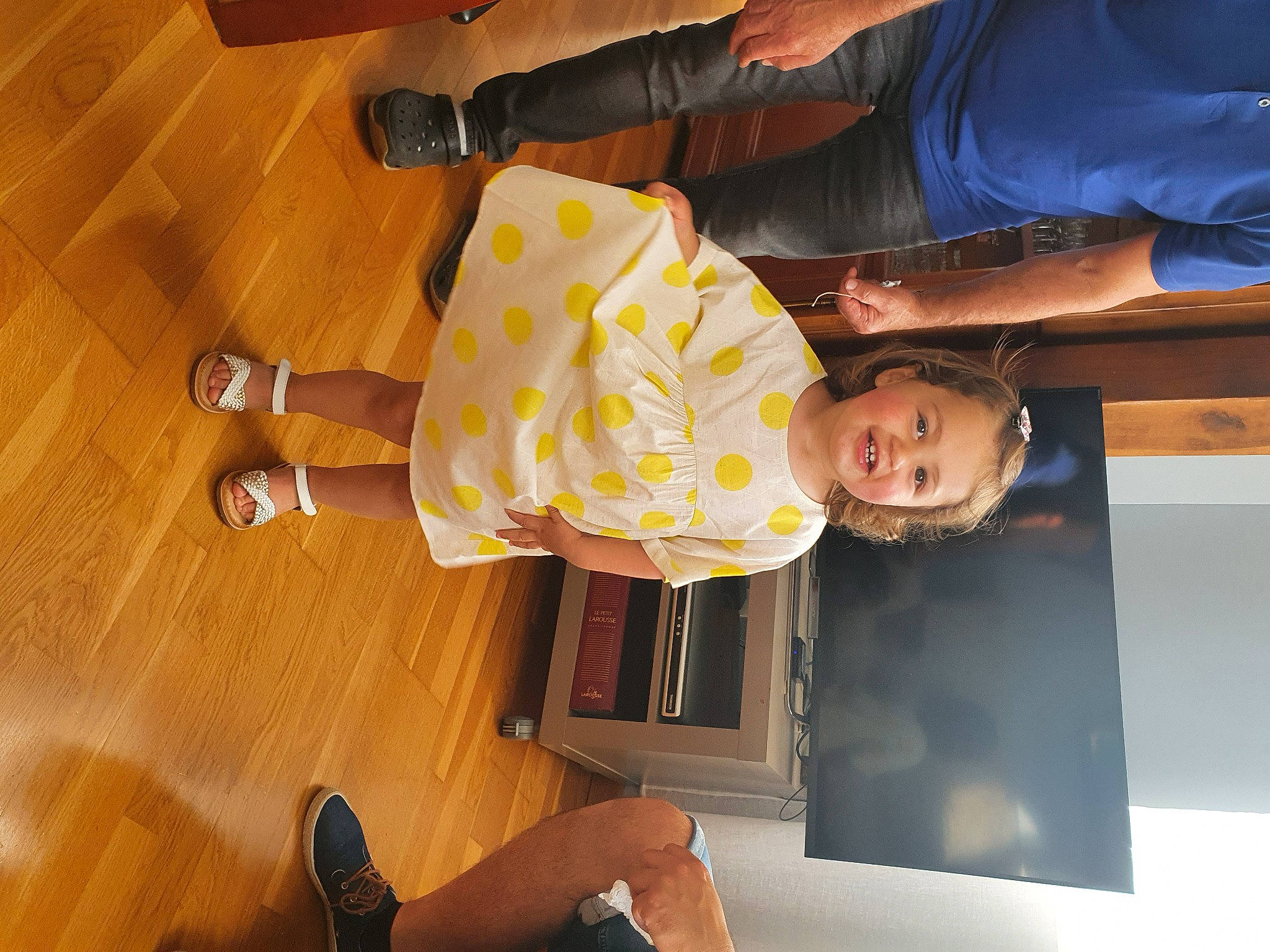 Livia a rejoint le concours — aidez-le/la à gagner de superbes lots ! comfort, flooring, foot, fun, hardwood, human_leg, joint, knee, laminate_flooring, person, sandal, shoe, sneakers, thigh, toddler, varnish, white, wood, wood_flooring, wood_stain