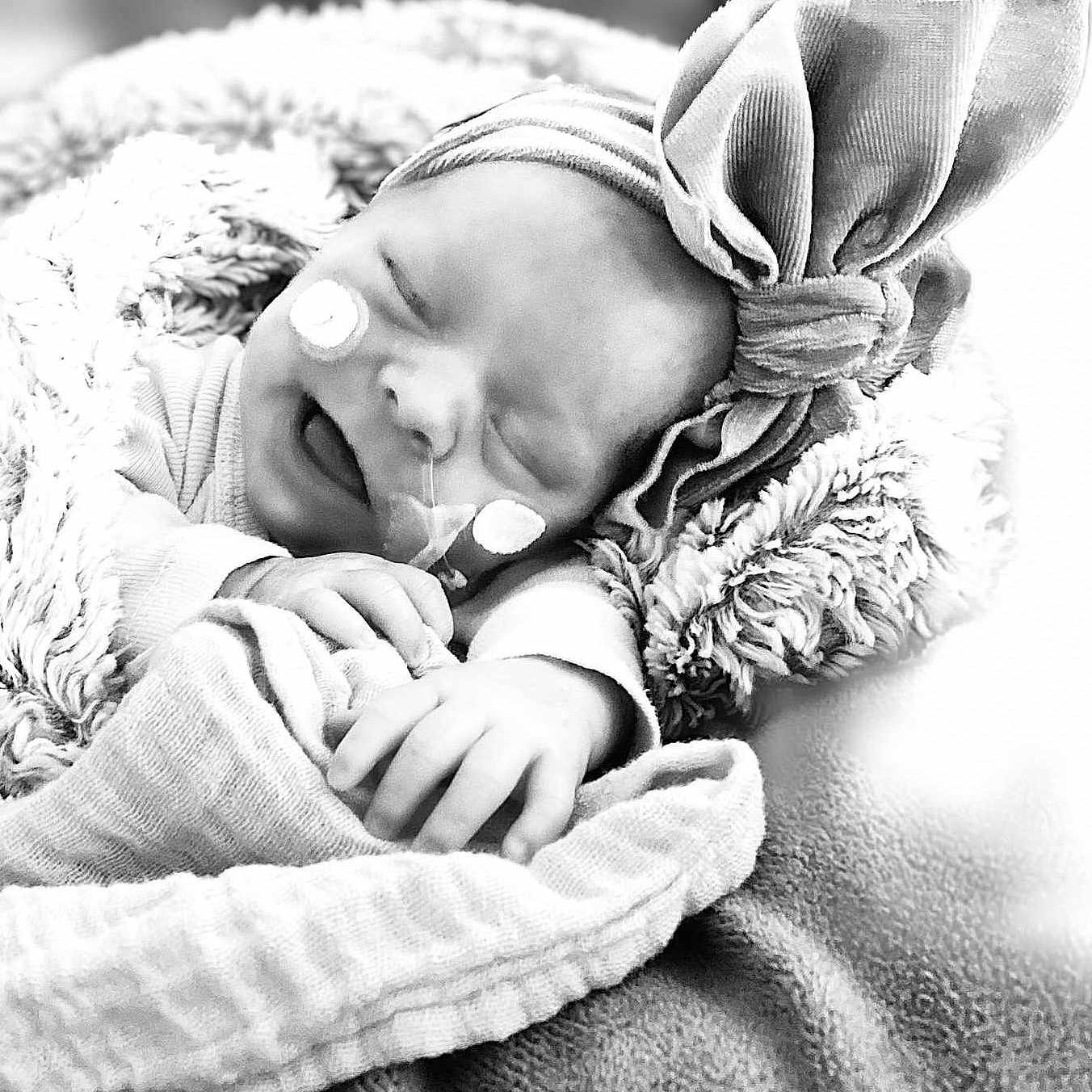Waïsia a rejoint le concours — aidez-le/la à gagner de superbes lots ! baby, blanket, bodypart, bonnet, childbirth, clothing, face, finger, glove, hand, happy, hat, head, newborn, person, photography, portrait, sleeping, smile, towel