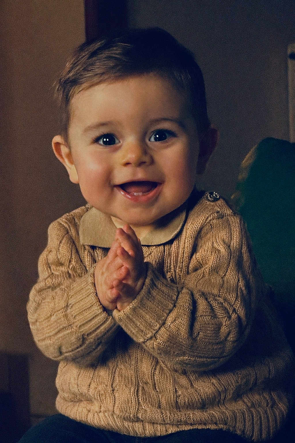 Léao participe au concours pour gagner de l'argent avec cette photo : baby, child, smile, happy, clapping, sweater, knitted, cozy, indoor, portrait, cute, young, infant, face, hands, warm, light, person, closeup, expression