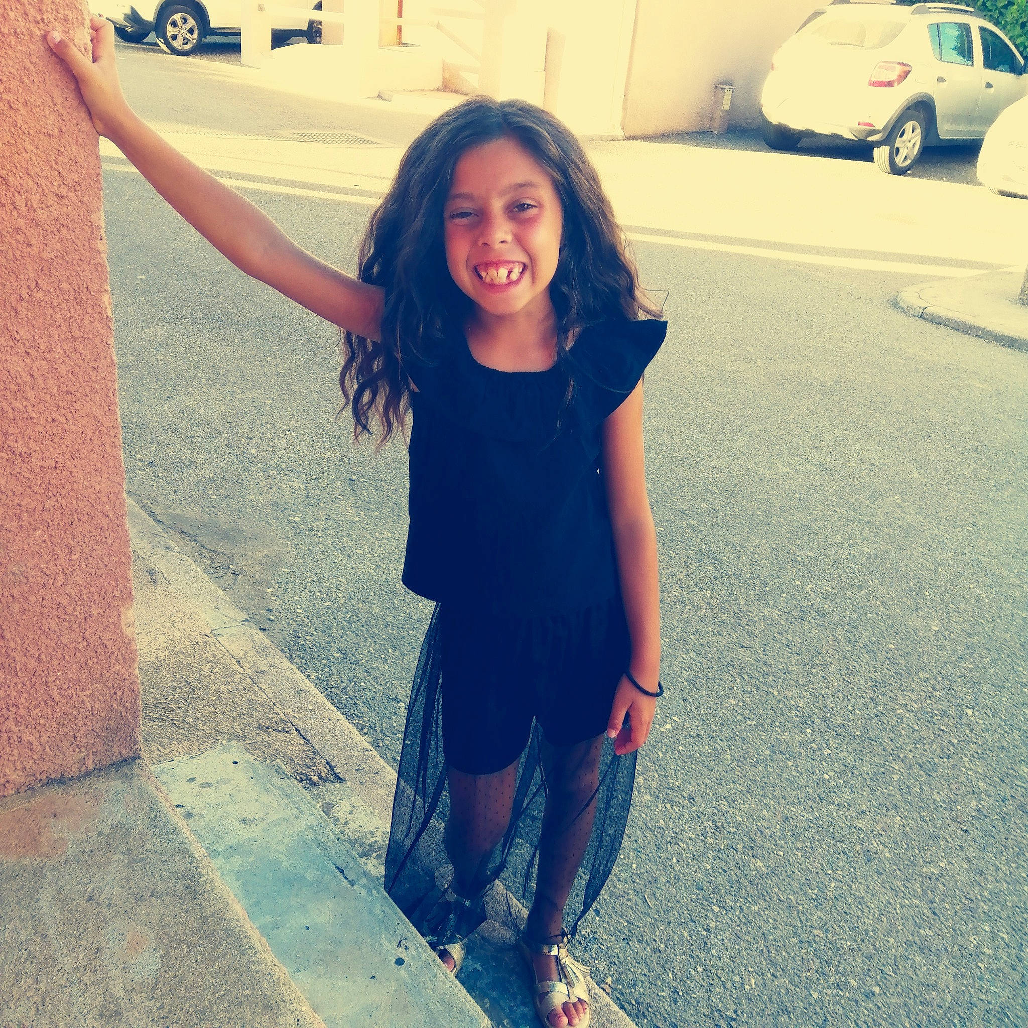 Tessa a rejoint le concours — aidez-le/la à gagner de superbes lots ! arm, asphalt, automotive_tire, car, fashion, hairstyle, hand, happy, human, human_body, joy, leg, mammal, person, plant, road_surface, shoulder, sleeve, standing, tire