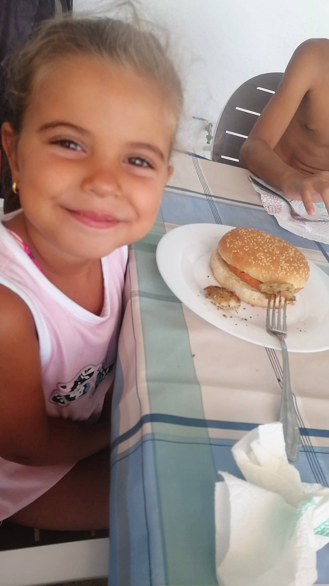 Ines a rejoint le concours — aidez-le/la à gagner de superbes lots ! baked_goods, cuisine, dish, fast_food, finger, food, food_craving, gluten, happy, ingredient, joy, organ, person, plate, recipe, sandwich, serveware, smile, staple_food, tableware