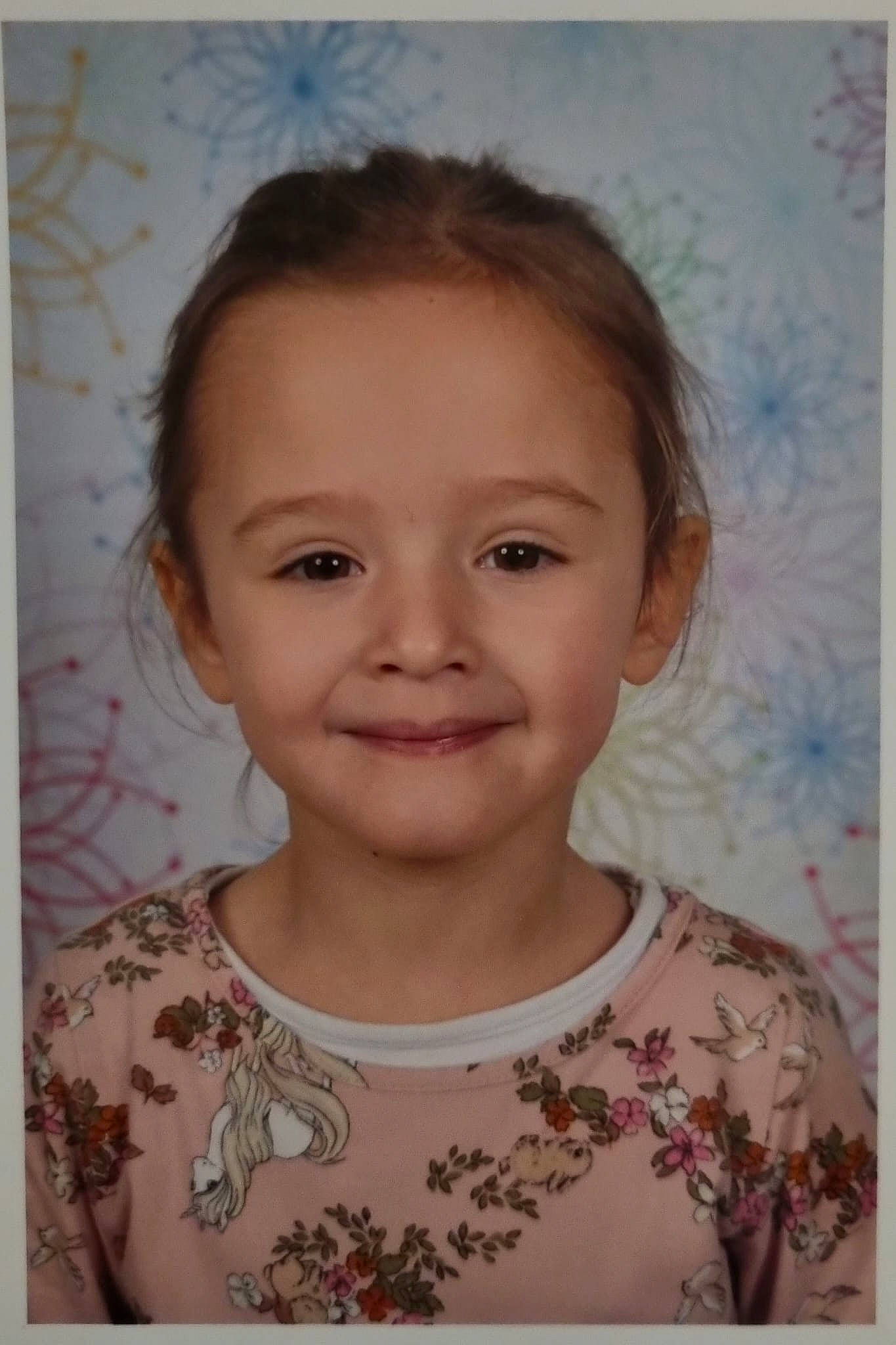 Séréna participe au concours pour gagner de l'argent avec cette photo : brown_hair, cheek, child, chin, eyebrow, eyelash, forehead, happy, iris, joy, lip, neck, nose, paint, pattern, person, pink, skin, sleeve, smile