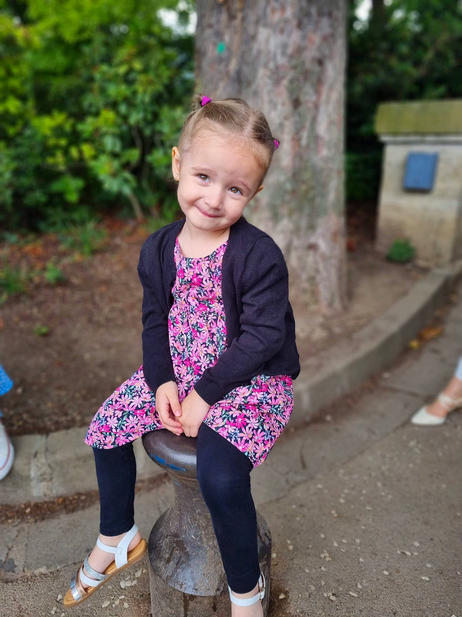 Séréna participe au concours pour gagner de l'argent avec cette photo : electric_blue, eye, face, fun, grass, hair, happy, head, joy, knee, leisure, magenta, person, pink, plant, sleeve, smile, sock, sportswear, thigh