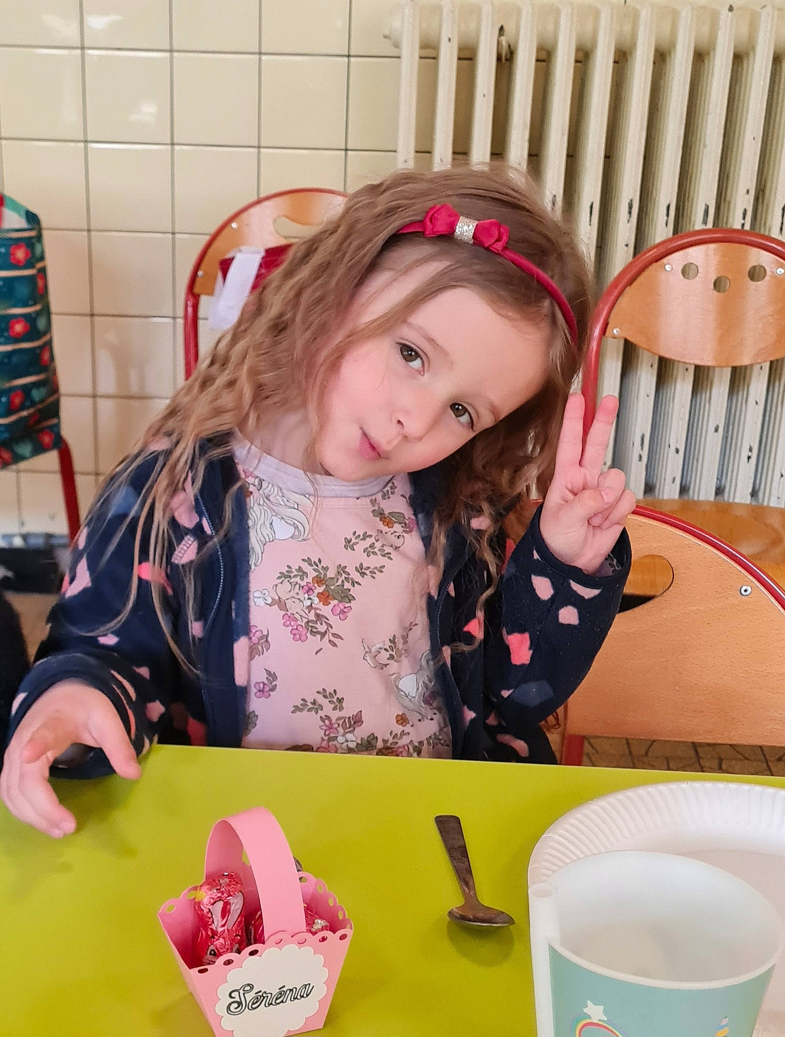 Séréna participe au concours pour gagner de l'argent avec cette photo : chair, child, clothing, cup, drinkware, event, face, fun, happy, party, person, pink, plate, play, serveware, sweetness, table, tableware, tartan, toddler
