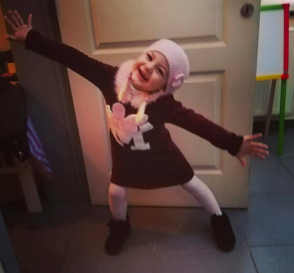 Meyline a rejoint le concours — aidez-le/la à gagner de superbes lots ! arm, child, clothing, costume, finger, fun, girl, hand, headwear, joint, joy, leg, mammal, person, product