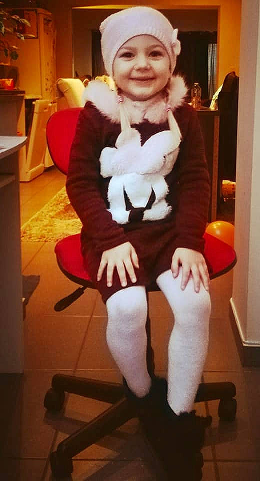 Meyline a rejoint le concours — aidez-le/la à gagner de superbes lots ! arm, christmas, clothing, costume, fun, girl, headwear, holiday, human_body, joy, lap, leg, person, product, textile