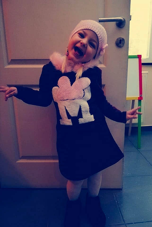 Meyline a rejoint le concours — aidez-le/la à gagner de superbes lots ! blue, child, clothing, cool, costume, day, fun, girl, hair, headwear, human_hair_color, joint, leg, person, product, purple, shoulder, snapshot, standing, textile