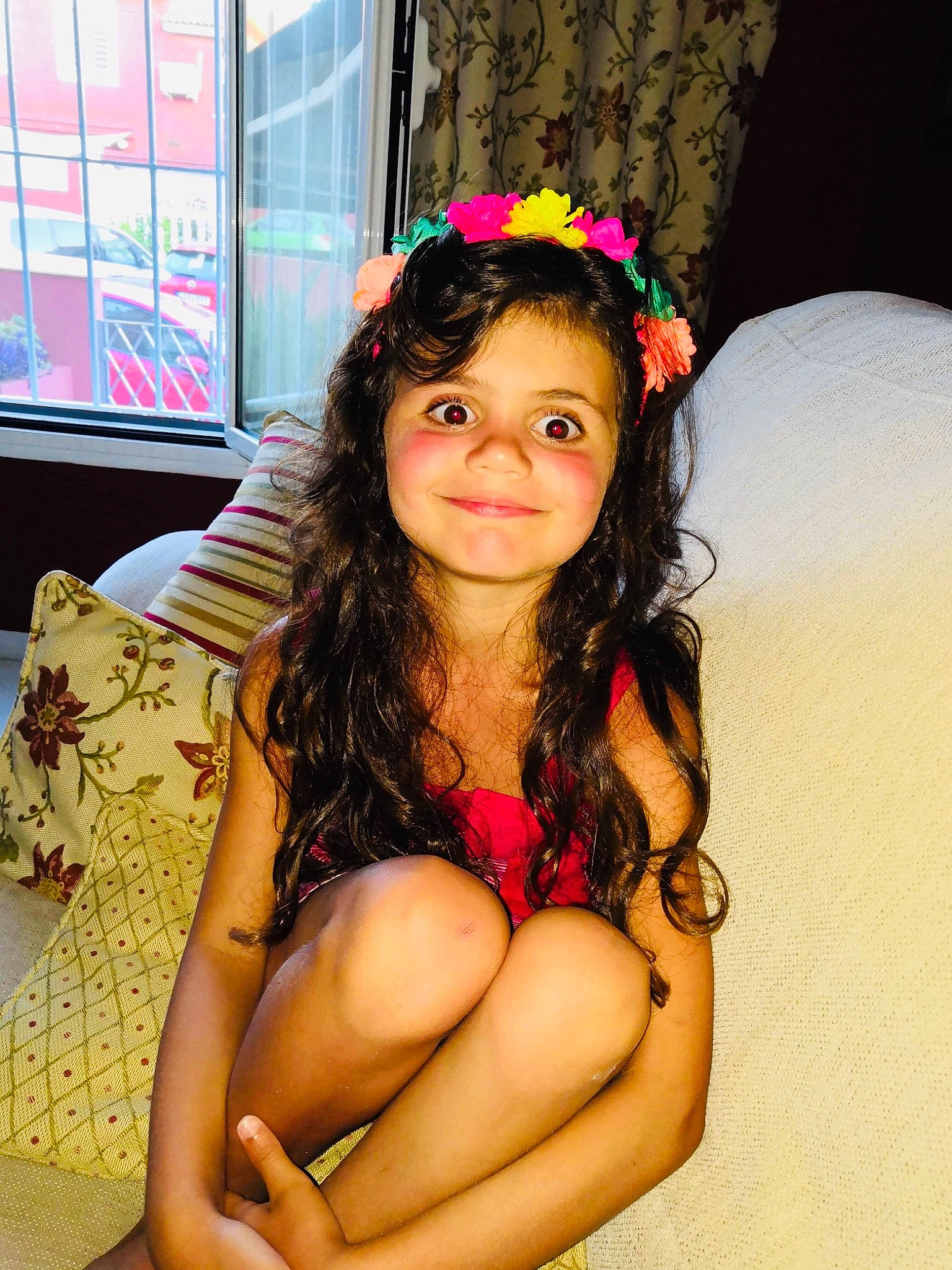 Leïa a rejoint le concours — aidez-le/la à gagner de superbes lots ! child_model, costume_accessory, day_dress, embellishment, foot, hair_accessory, hairstyle, headband, headpiece, joy, long_hair, person, photo_shoot, pink, sitting, thigh, toe, window_blind