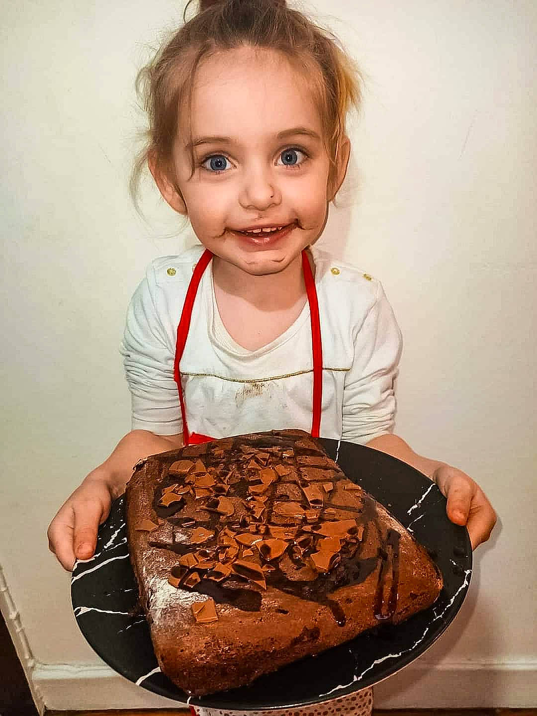 Émeraude participe au concours pour gagner de l'argent avec cette photo : baked_goods, baking, birthday_cake, cake, cake_decorating, cuisine, dessert, dish, food, gluten, ingredient, joy, lekach, person, plate, recipe, smile, staple_food, sugar_cake, sweetness