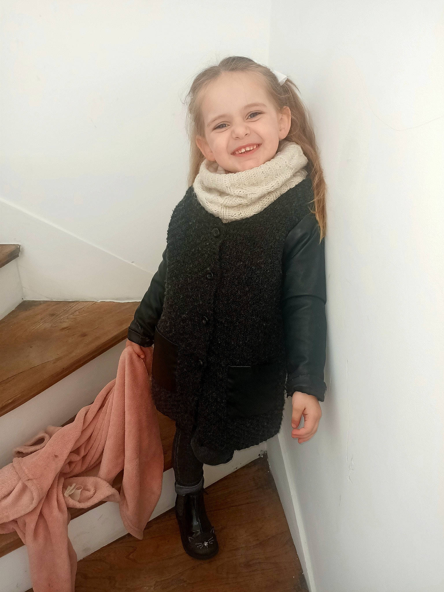 Émeraude participe au concours pour gagner de l'argent avec cette photo : arm, baby, baby_toddler_clothing, blond, comfort, dress, fashion_design, flooring, human_body, human_leg, joint, joy, knee, leg, neck, pattern, person, sleeve, smile, sock