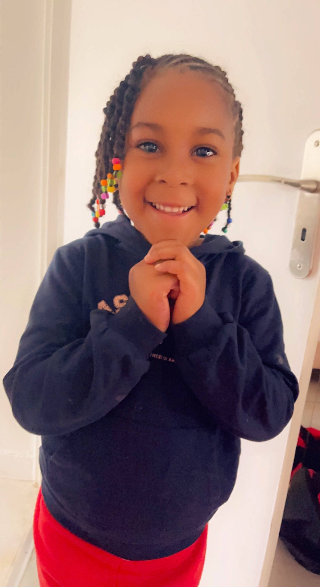 Kaellya a rejoint le concours — aidez-le/la à gagner de superbes lots ! arm, black_hair, cheek, cornrows, eye, eyebrow, face, finger, forehead, gesture, hair, happy, head, human_body, jheri_curl, joy, lip, outerwear, person, sleeve