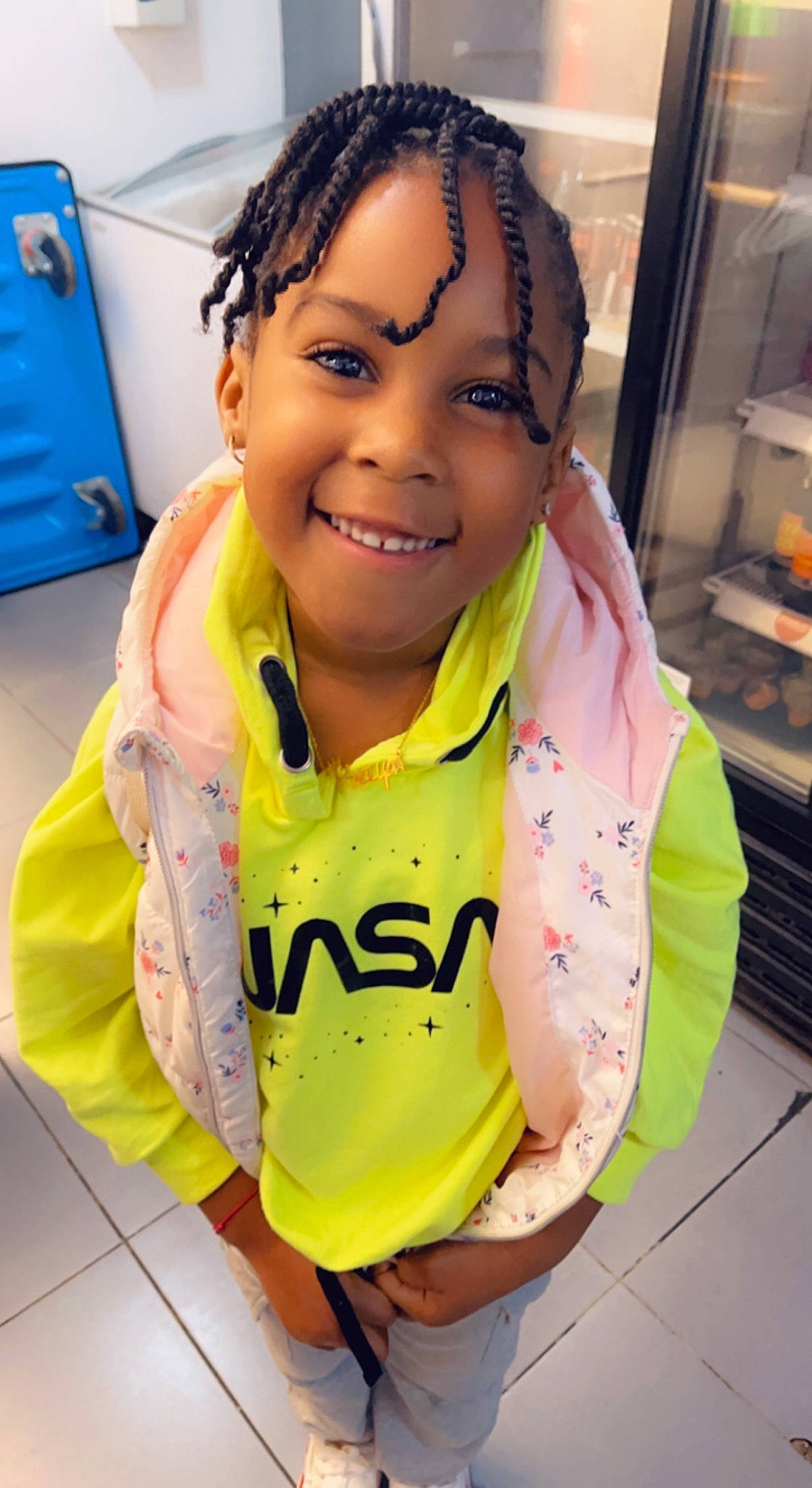 Kaellya a rejoint le concours — aidez-le/la à gagner de superbes lots ! child, cool, dress, eyebrow, eyelash, forehead, hairstyle, happy, head, jersey, joy, lip, neck, person, pink, selfie, skin, sleeve, smile, sportswear