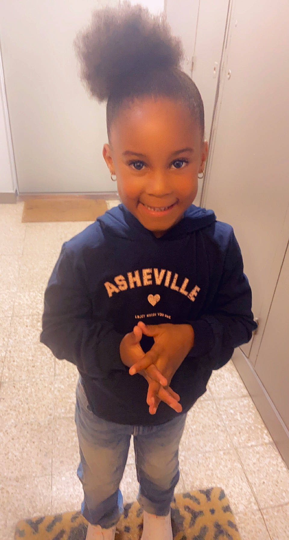 Kaellya a rejoint le concours — aidez-le/la à gagner de superbes lots ! baby_toddler_clothing, cheek, child, face, floor, flooring, forehead, fun, hairstyle, happy, head, joy, neck, nose, person, skin, sleeve, smile, t_shirt, thumb