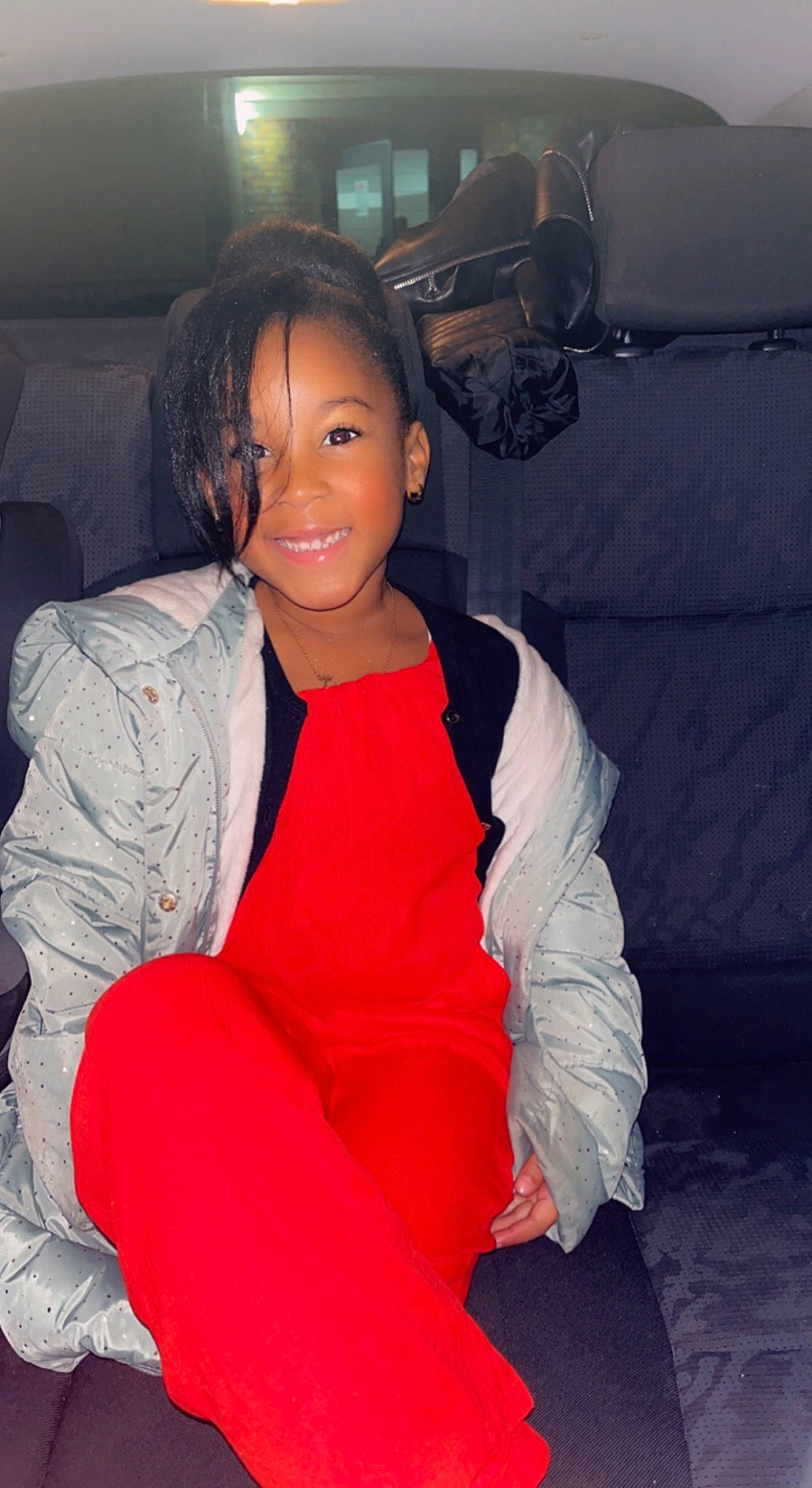 Kaellya a rejoint le concours — aidez-le/la à gagner de superbes lots ! black_hair, chin, comfort, event, eye, fashion_design, flash_photography, formal_wear, fun, happy, human_leg, joy, lip, long_hair, mouth, neck, person, shoulder, skin, sleeve