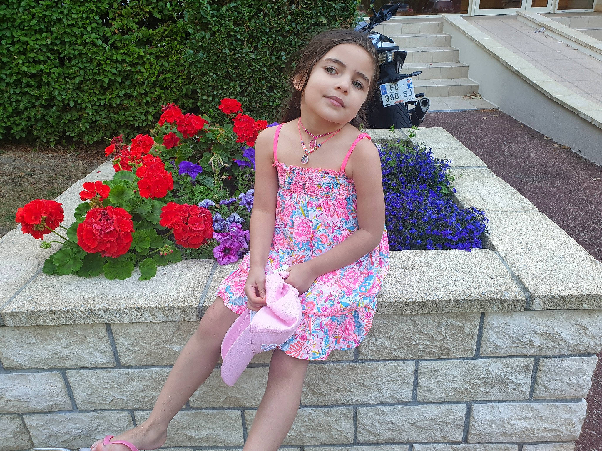 Mélisse participe au concours pour gagner de l'argent avec cette photo : annual_plant, clothing, day_dress, dress, flower, foot, garden, garden_roses, magenta, one_piece_garment, person, petal, pink, rose, rose_family, rose_order, sandal, shrub, spring, thigh