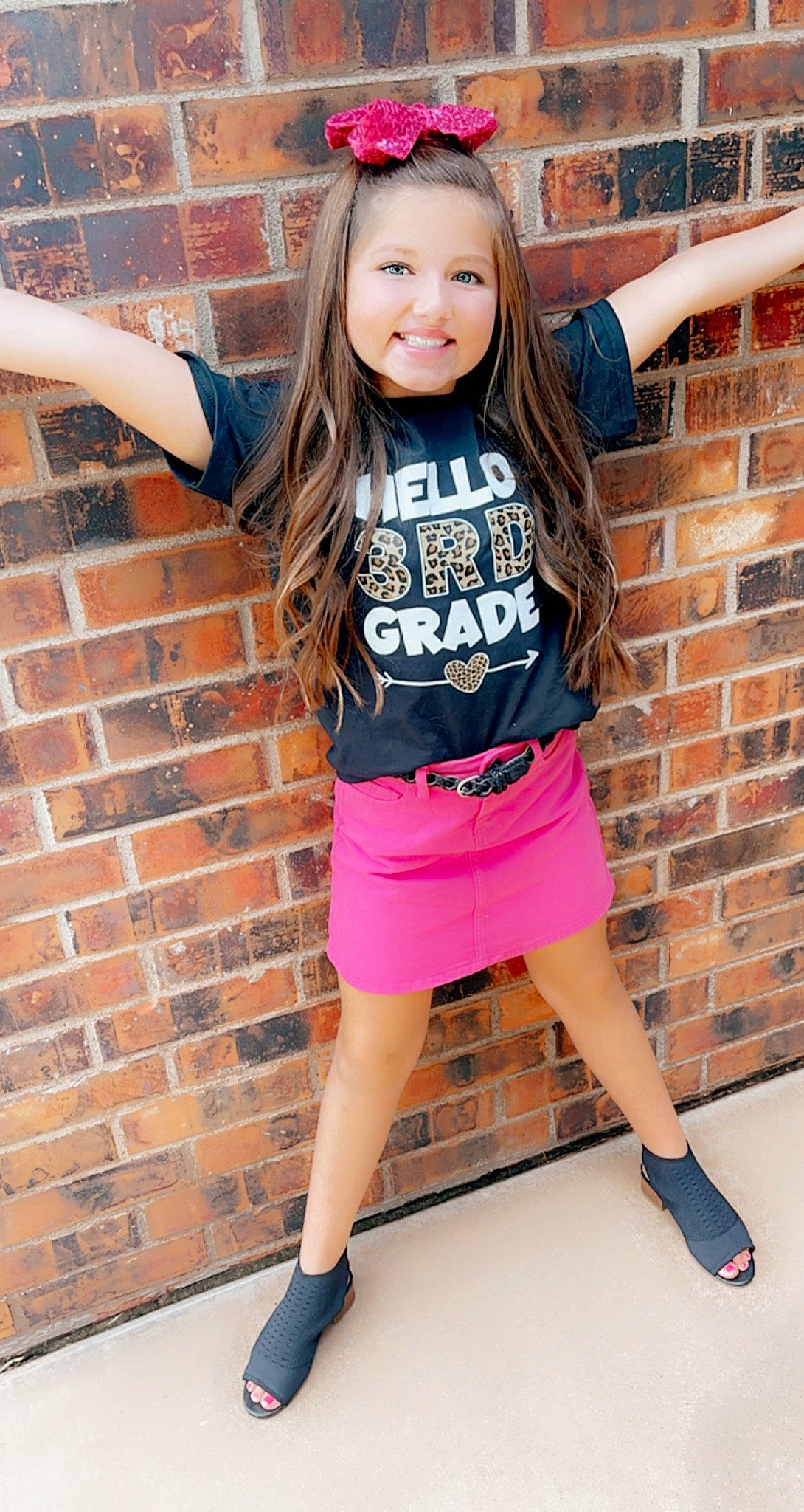 Keslynn is registered to the contest to win money with this photo: clothing, face, fashion, footwear, happy, human_body, joint, joy, leg, neck, orange, person, pink, shoe, shorts, sleeve, smile, street_fashion, style, t_shirt