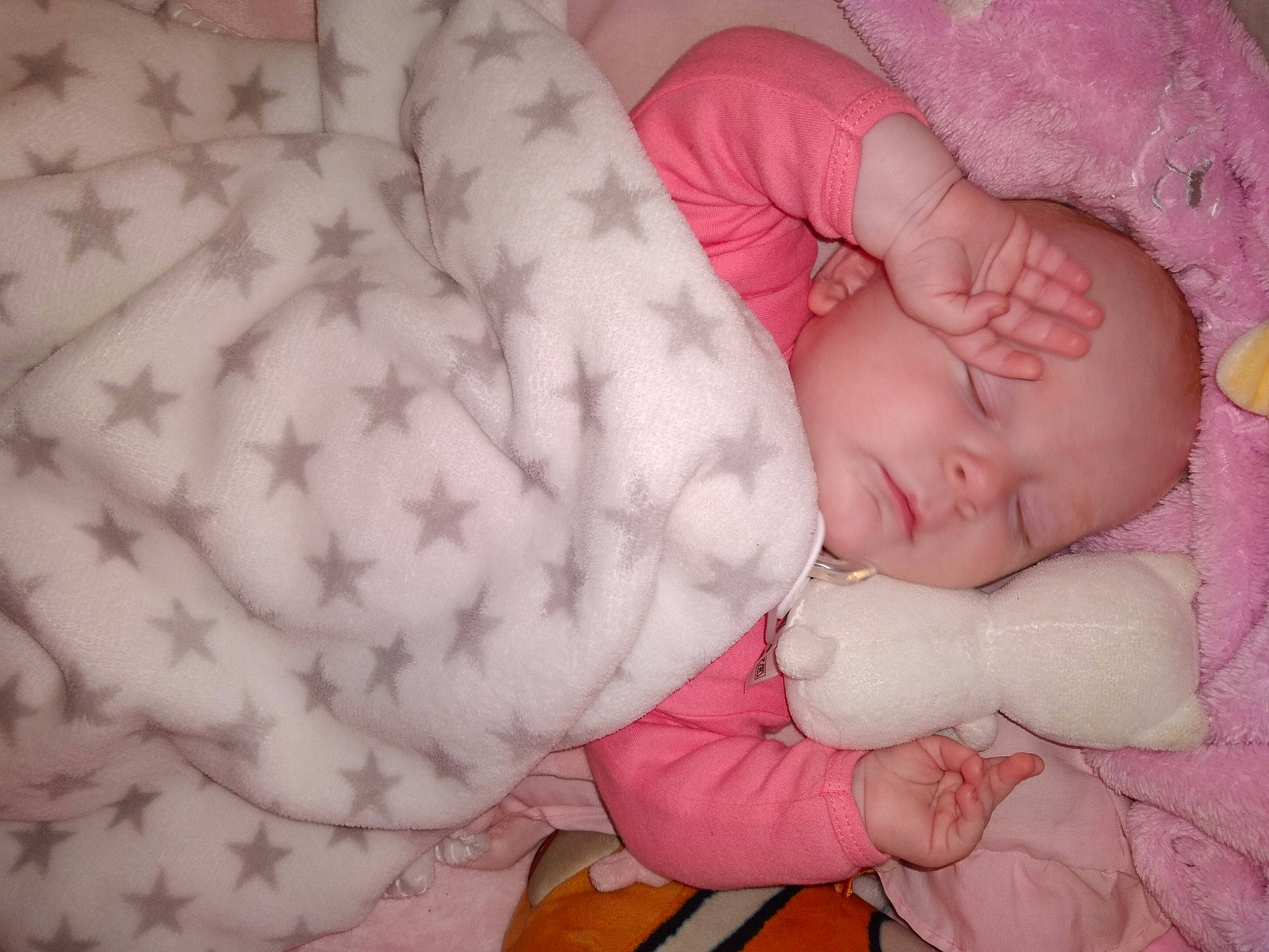 Azélia participe au concours pour gagner de l'argent avec cette photo : baby, baby_sleeping, baby_toddler_clothing, bedtime, cheek, child, comfort, facial_expression, finger, gesture, headwear, linens, mouth, nose, pattern, person, pink, skin, sleeve, textile