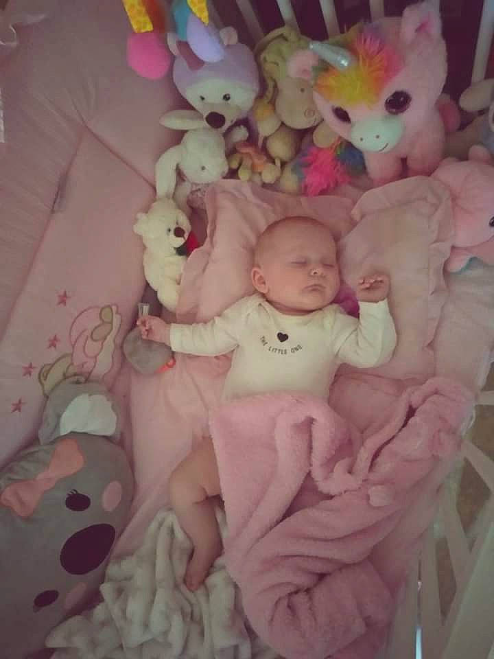 Azélia participe au concours pour gagner de l'argent avec cette photo : baby, baby_products, baby_toys, bed, child, comfort, event, linens, magenta, peach, person, pink, plush, room, souvenir, stuffed_toy, teddy_bear, textile, toy, vertebrate