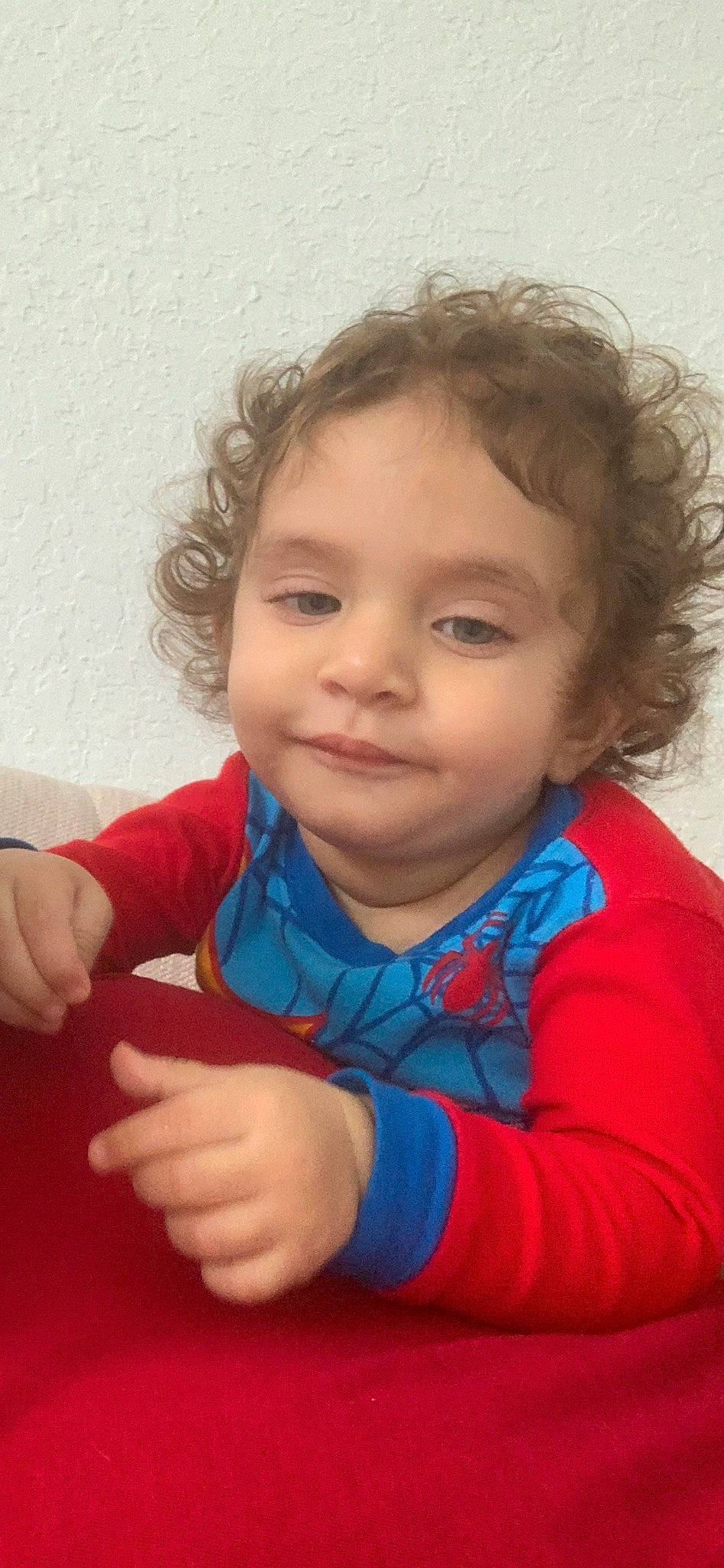 Eli is registered to the contest to win money with this photo: arm, cheek, chin, eye, eyebrow, face, hand, happy, head, human_body, iris, joy, lip, mouth, neck, nose, organ, person, skin, sleeve