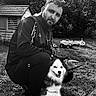 Una a rejoint le concours — aidez-le/la à gagner de superbes lots ! beard, black_and_white, casual_clothing, crouching, dog, friendship, grass, happy, husky, leisure, man, nature, outdoor, pet, playhouse, remote_control, smile, technology, tongue_out, toy_truck
