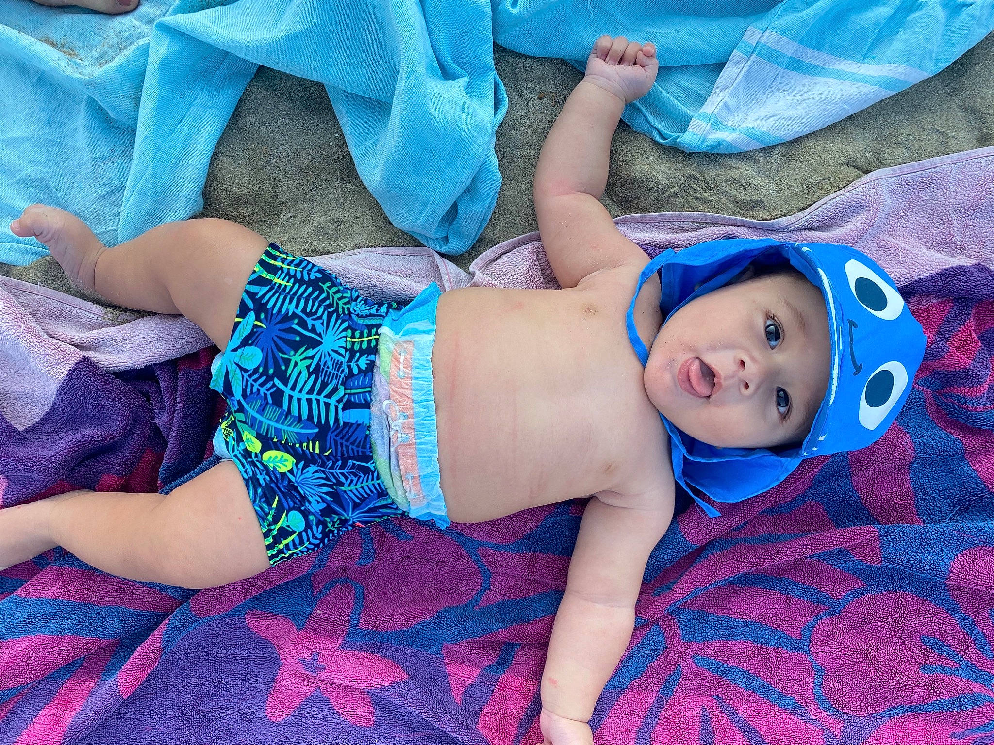 Ezzio a rejoint le concours — aidez-le/la à gagner de superbes lots ! aqua, azure, baby, baby_toddler_clothing, blue, child, electric_blue, fashion_accessory, headwear, human_body, human_leg, leg, pattern, person, pink, purple, skin, sleeve, surprise, thigh