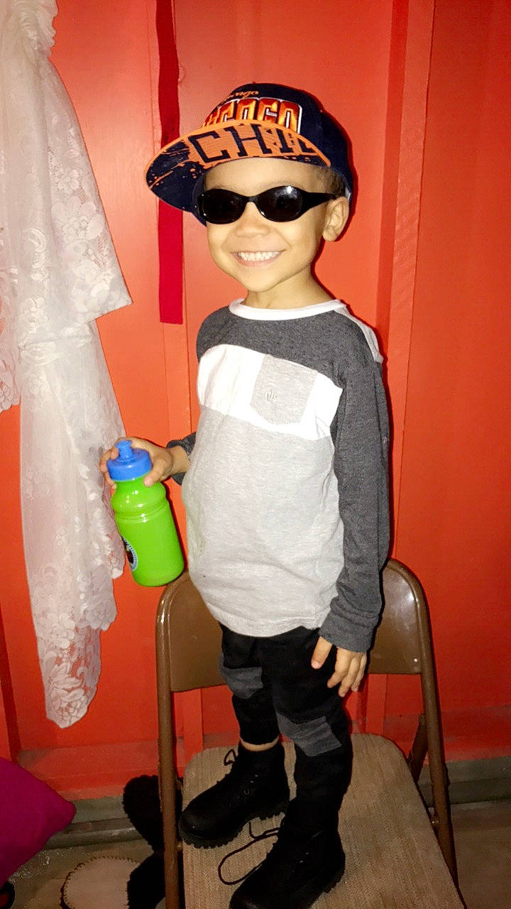 Dakaryon is registered to the contest to win money with this photo: child, cool, costume, eyewear, glasses, hat, joint, joy, leg, person, shoe, sunglasses, toddler, vision_care