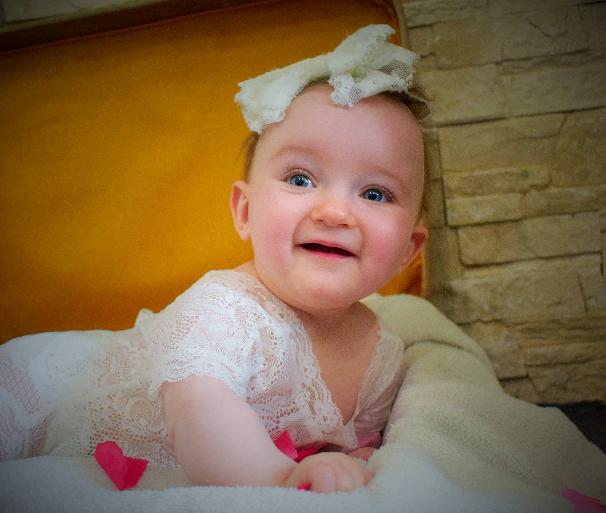 Annaëlle a rejoint le concours — aidez-le/la à gagner de superbes lots ! baby, baby_toddler_clothing, cheek, dress, ear, eye, eyebrow, flash_photography, fun, hair, hair_accessory, happy, head, headband, headgear, headpiece, iris, joy, person, pink
