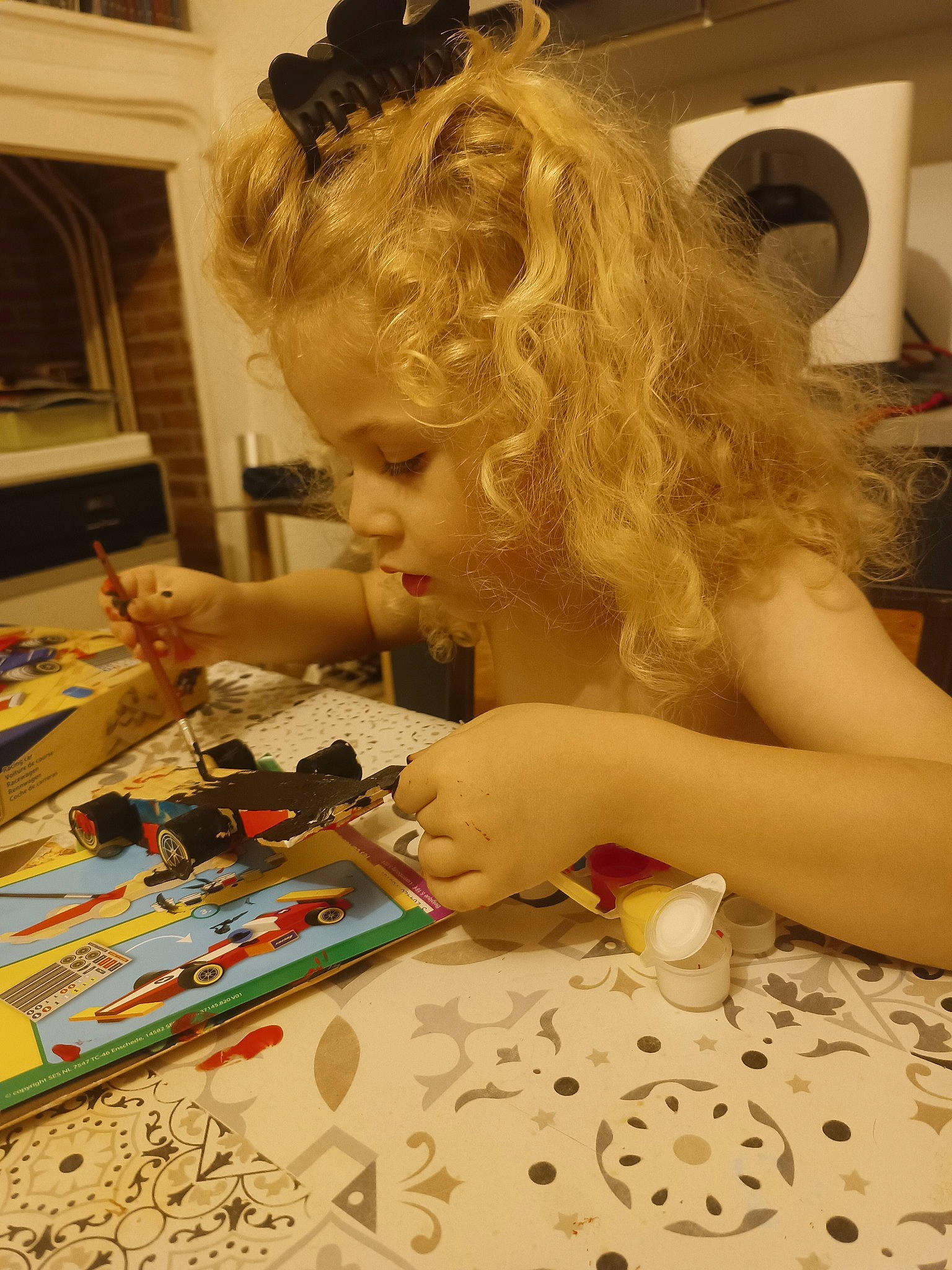 Tony a rejoint le concours — aidez-le/la à gagner de superbes lots ! art, chair, child, desk, eyelash, eyewear, finger, flooring, fun, games, illustration, nail, pattern, person, play, room, sweetness, table, tableware, toddler