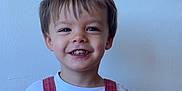 Malone a rejoint le concours — aidez-le/la à gagner de superbes lots ! child, toddler, smile, face, overalls, table, cookies, food, happy, indoor, clothing, person, wood, cute, young, portrait, hair, eyes, sitting, snack