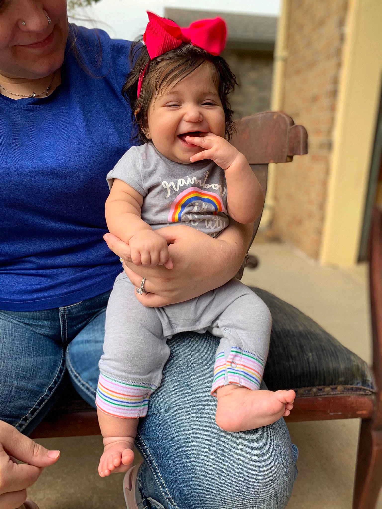 Anayeli is registered to the contest to win money with this photo: clothing, eye, face, facial_expression, gesture, hairstyle, hand, happy, head, human_body, jeans, joint, leg, muscle, organ, person, photograph, shoulder, skin, smile