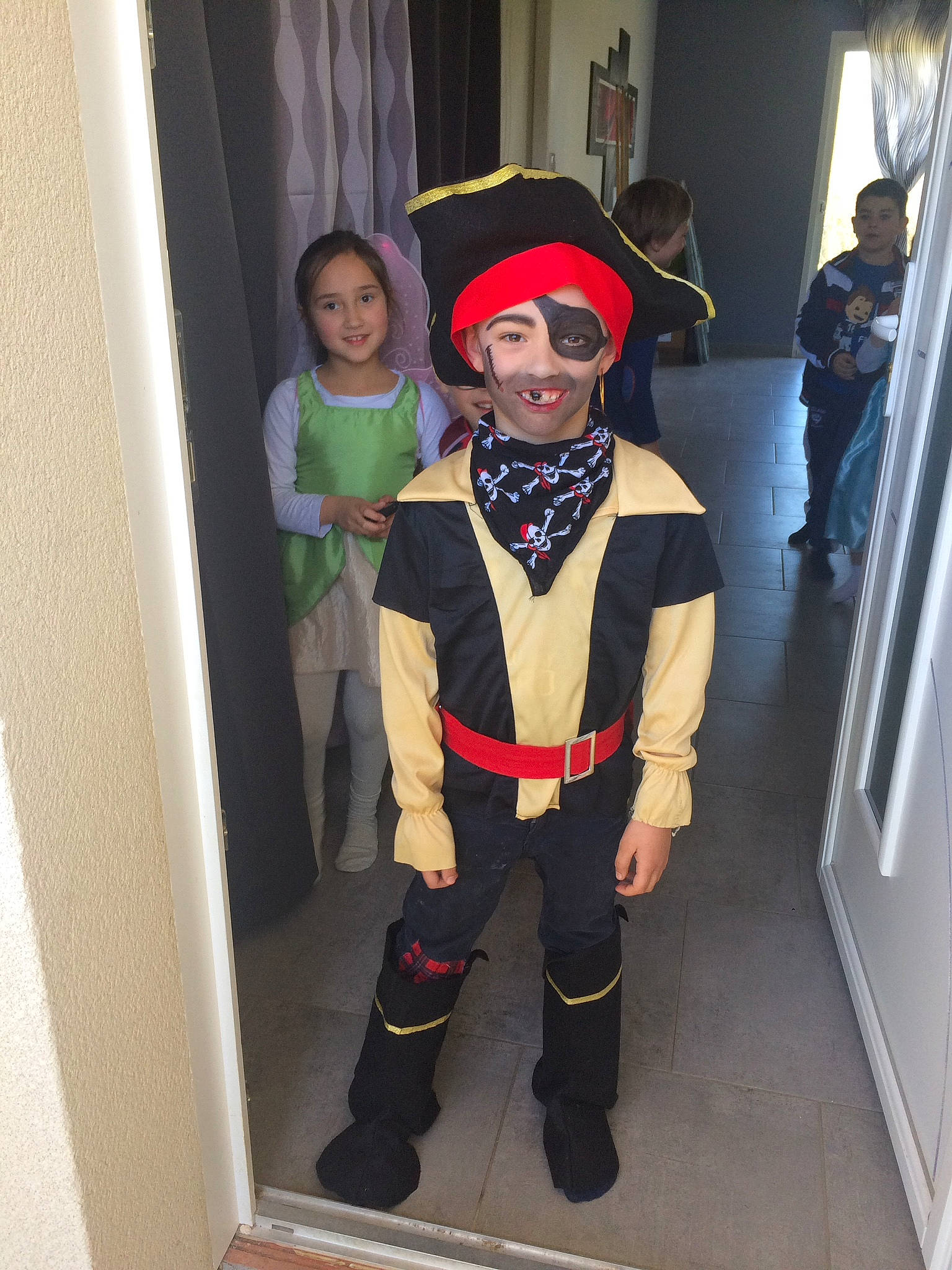 Corentin participe au concours pour gagner de l'argent avec cette photo : belt, boot, child, costume, costume_hat, curtain, event, fashion_design, fictional_character, flooring, fun, glove, hat, headwear, joy, person, personal_protective_equipment, room, smile, standing