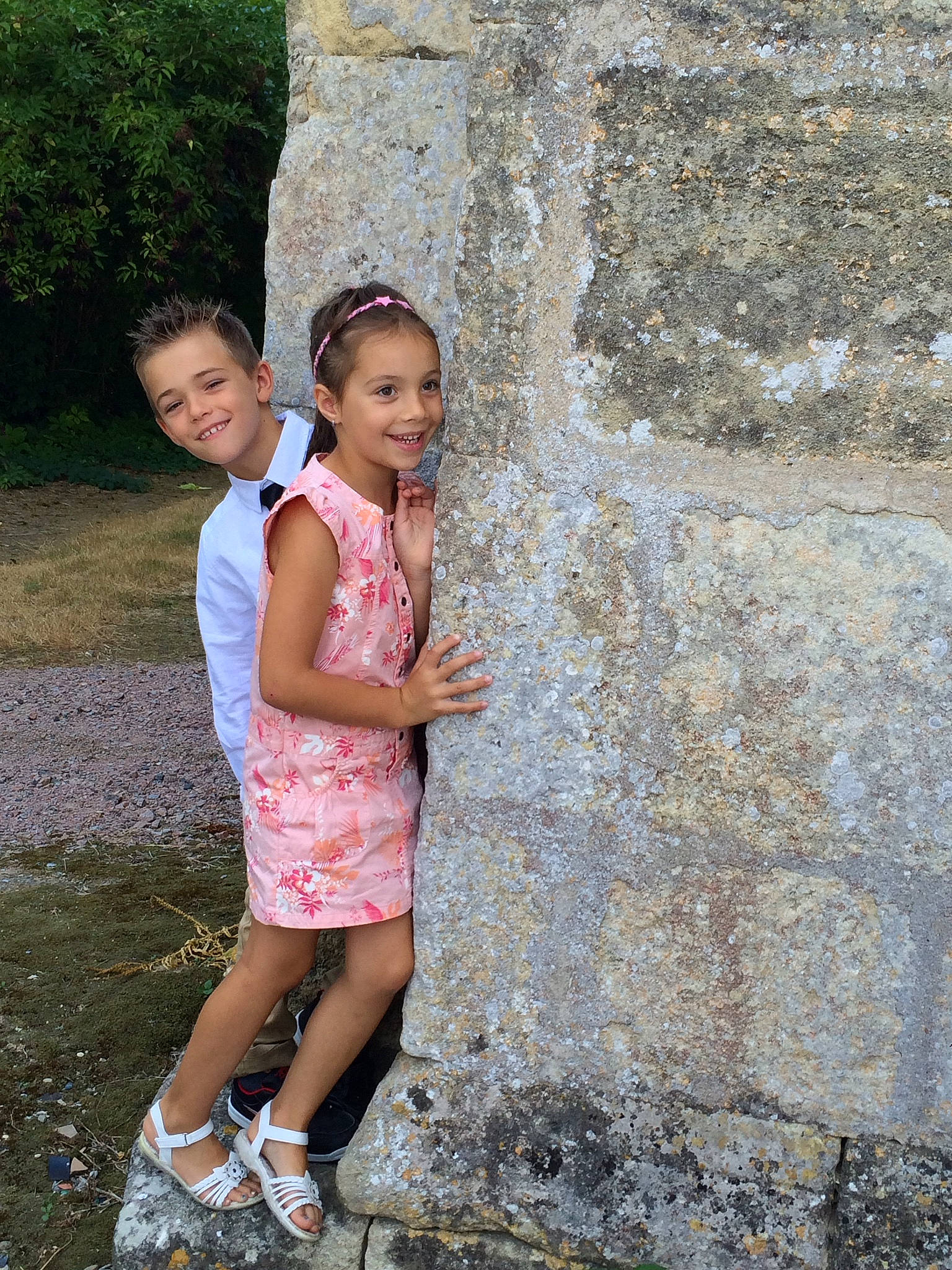 Corentin participe au concours pour gagner de l'argent avec cette photo : child, fun, grass, happy, joy, landscape, leisure, people_in_nature, person, plant, recreation, road, rock, sandal, sitting, smile, standing, toddler, tourism, travel
