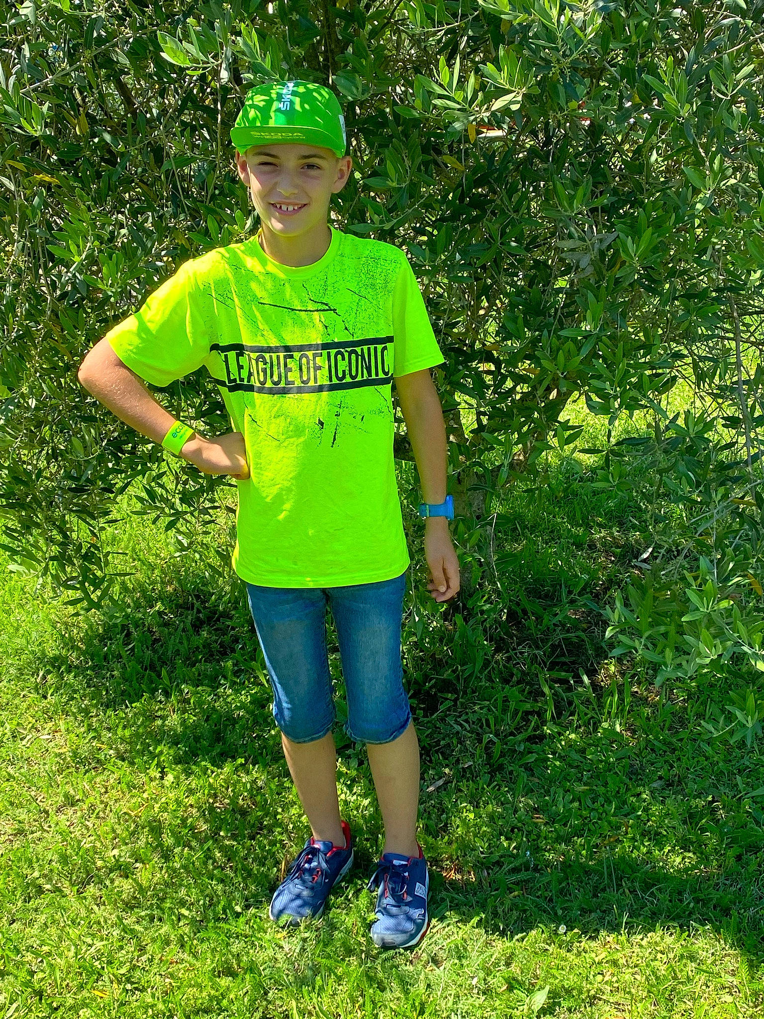 Corentin a rejoint le concours — aidez-le/la à gagner de superbes lots ! baseball_cap, cap, electric_blue, fun, grass, grassland, happy, headwear, jeans, joy, lawn, leisure, people_in_nature, person, plant, recreation, running, shorts, shrub, sleeve