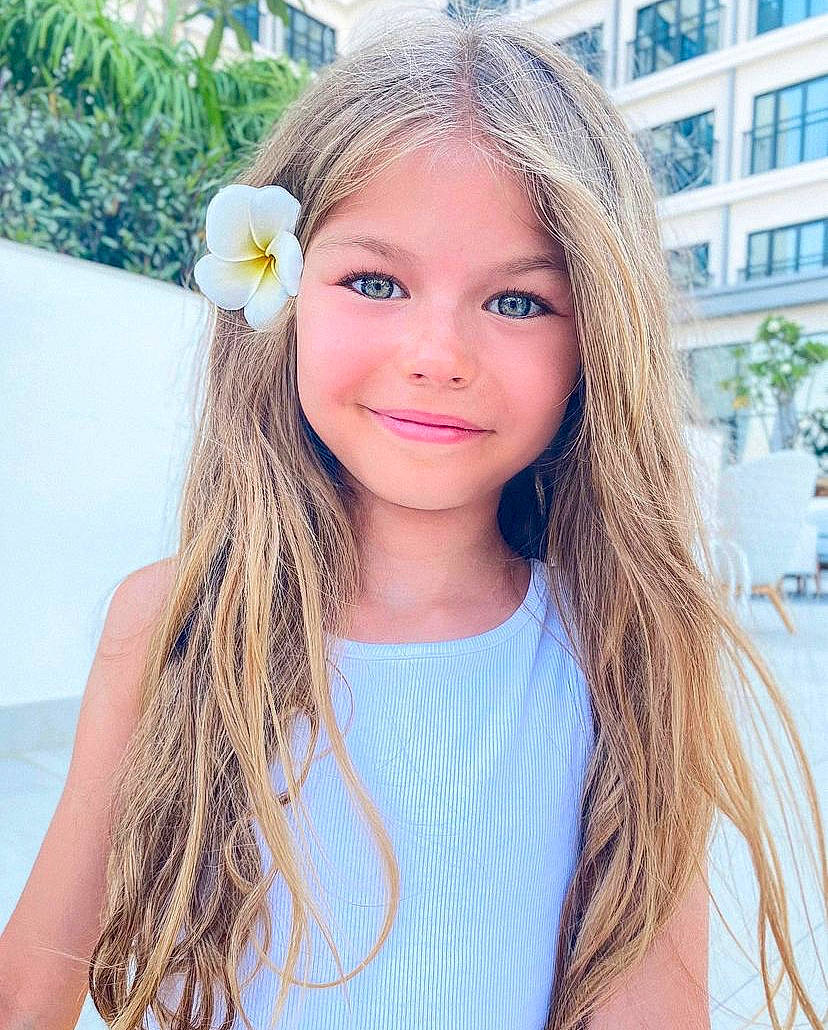 Léa participe au concours pour gagner de l'argent avec cette photo : azure, chin, eyelash, facial_expression, flower, hairstyle, happy, head, human, iris, joy, lip, neck, person, petal, plant, shoulder, skin, smile, street_fashion