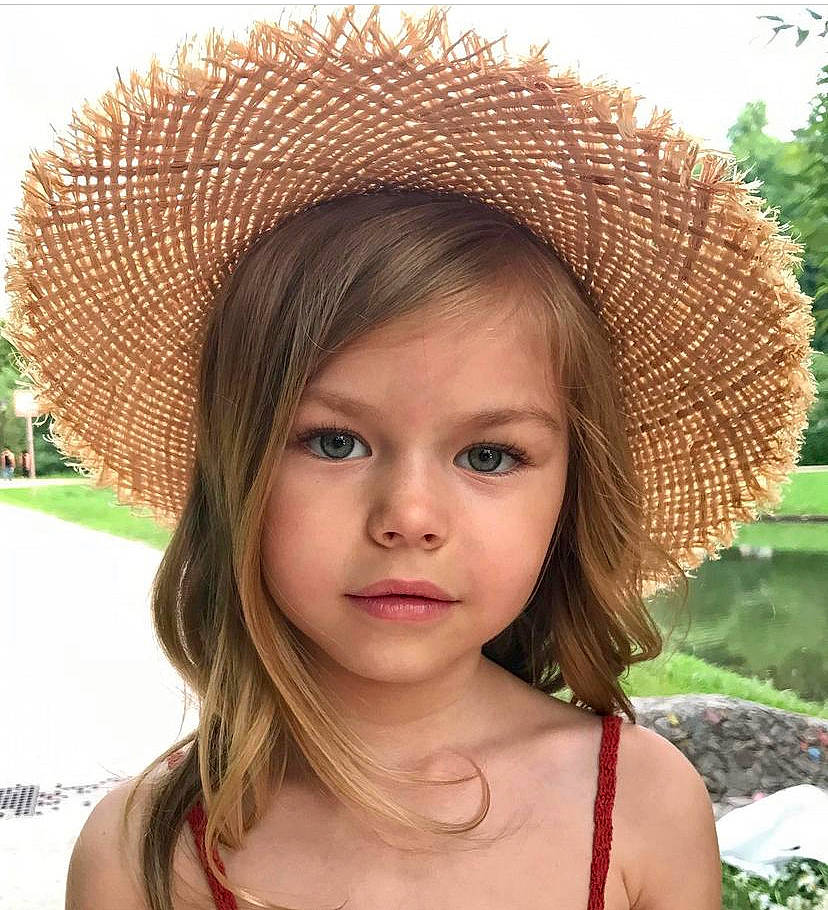 Léa a rejoint le concours — aidez-le/la à gagner de superbes lots ! beauty, child, chin, costume_hat, eyelash, fun, grass, hairstyle, happy, hat, headgear, lip, people, people_in_nature, person, photograph, plant, sombrero, summer, sun_hat